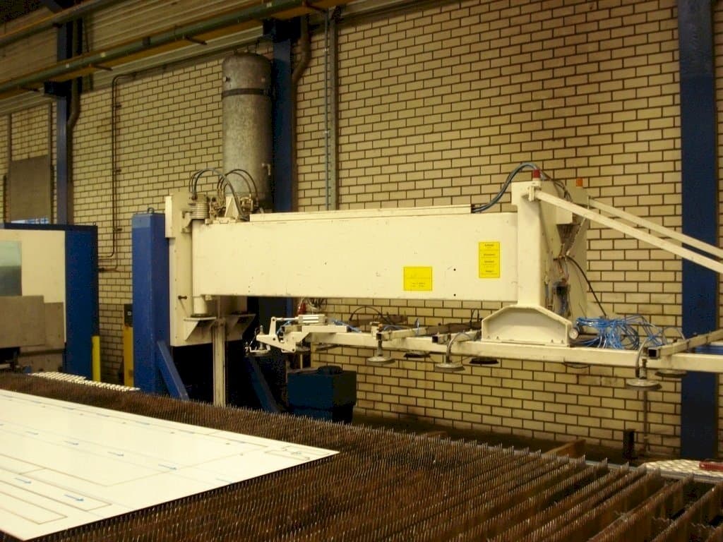 Vista Frontal  da TRUMPF Loadmaster  máquina