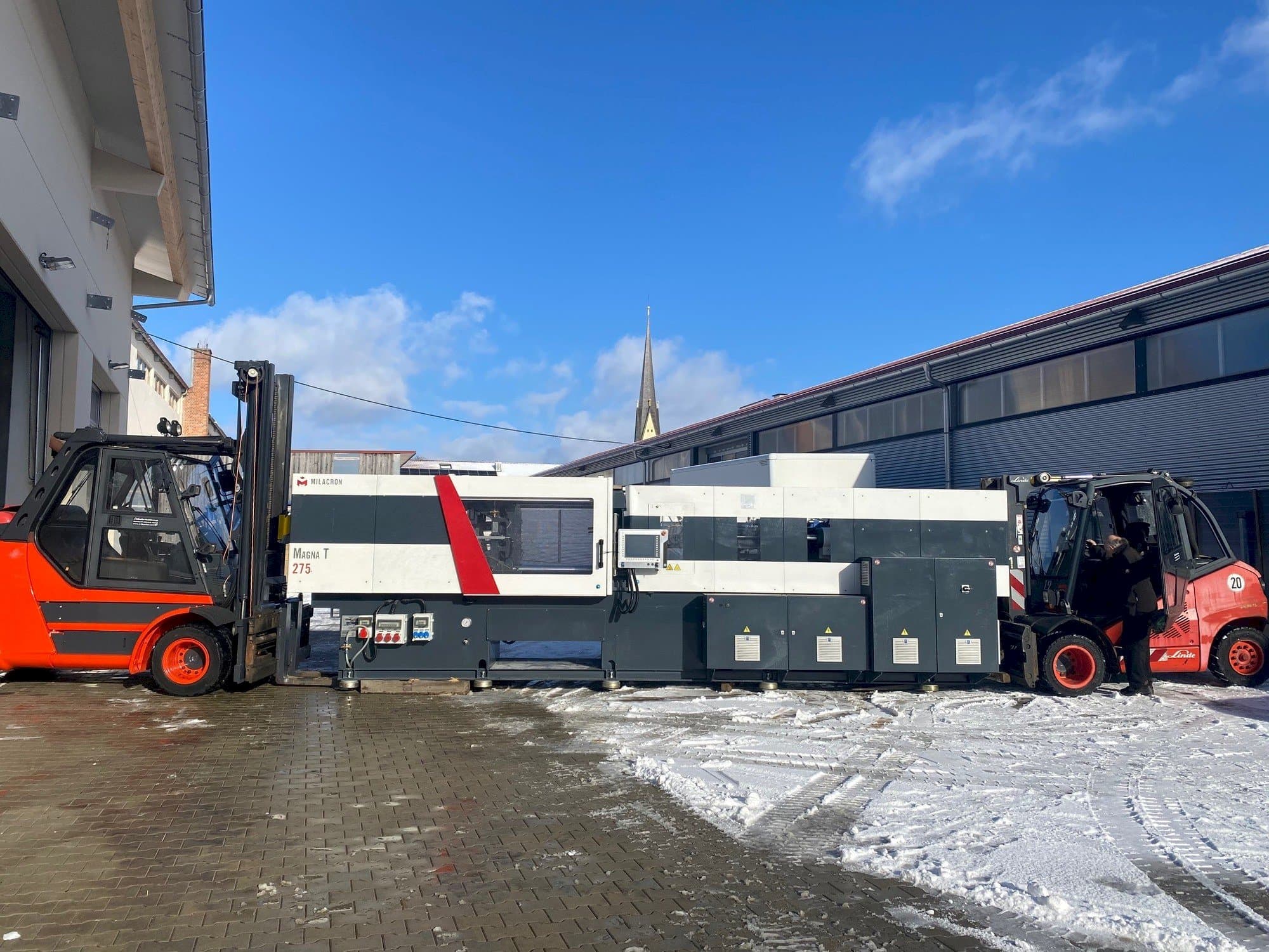 Vista Frontal  da Milacron Magna T (MTs) - 275  máquina