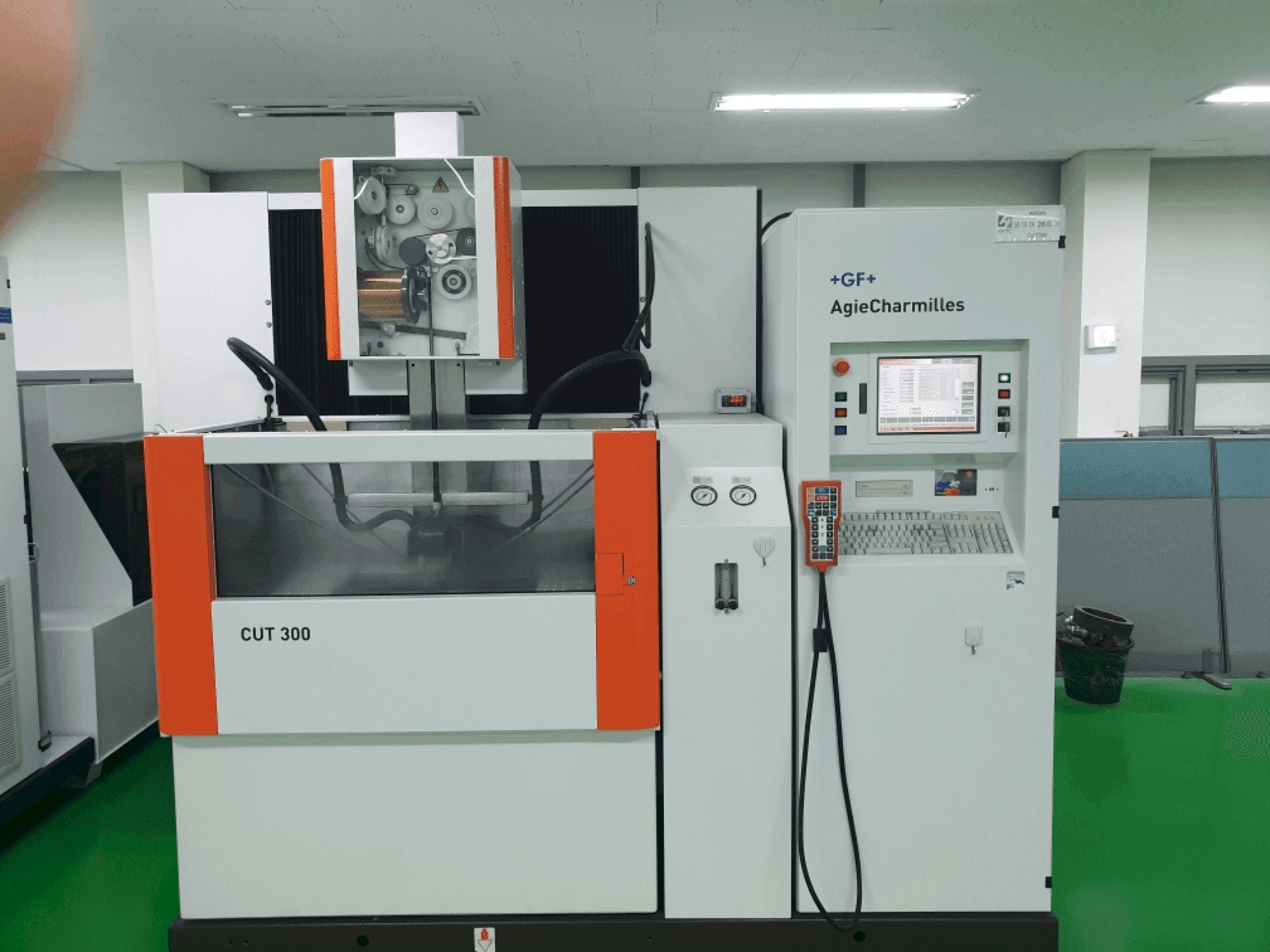 Vista Frontal  da AGIE CUT 300  máquina