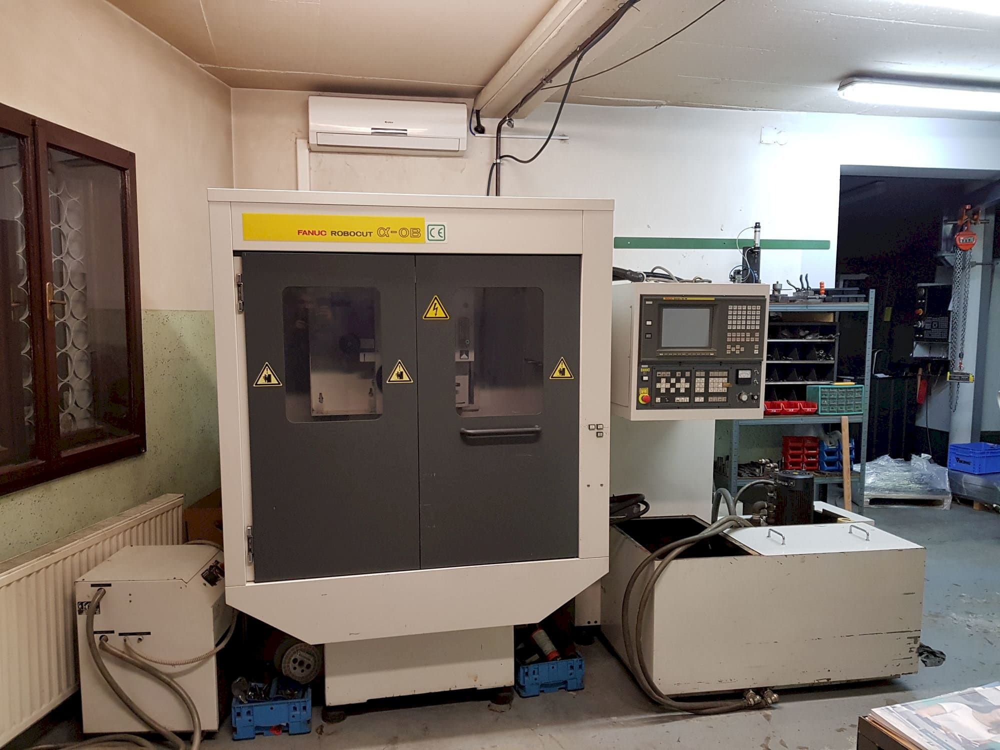 Vista Frontal  da FANUC Robocut ALPHA- 0B  máquina