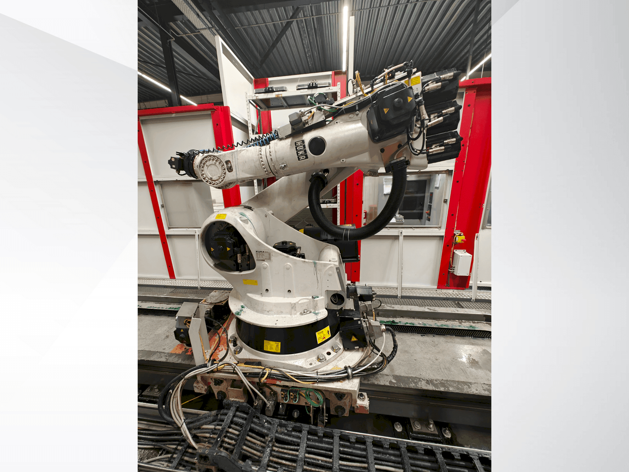 Vista Frontal  da KUKA KR 270-2  máquina