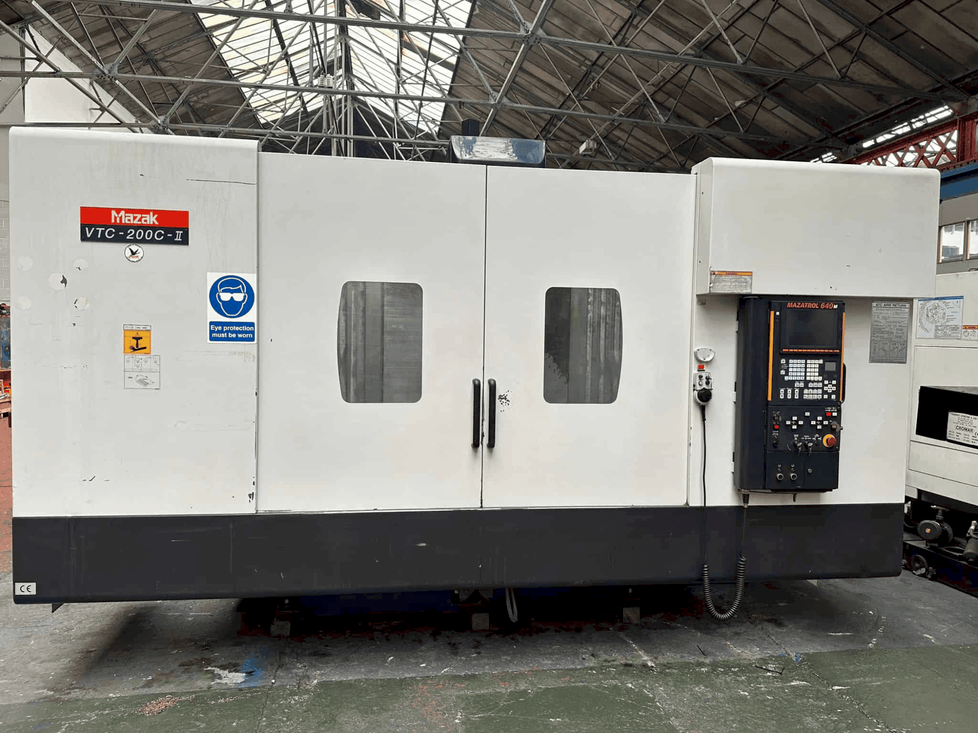 Vista Frontal  da Mazak VTC - 200C  máquina