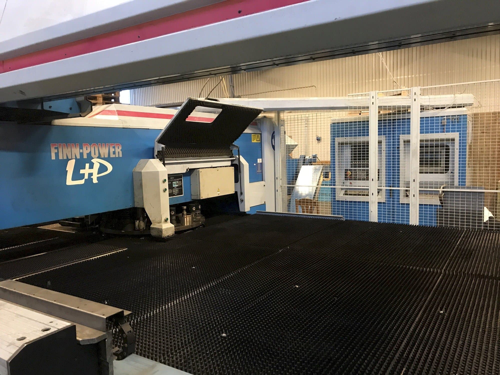 Vista Frontal  da Finn-Power LP6  máquina