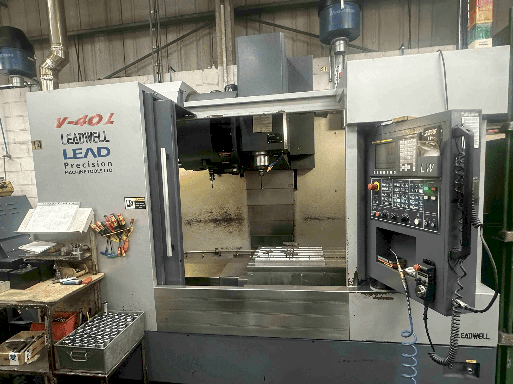 Vista Frontal  da Leadwell V-40L  máquina