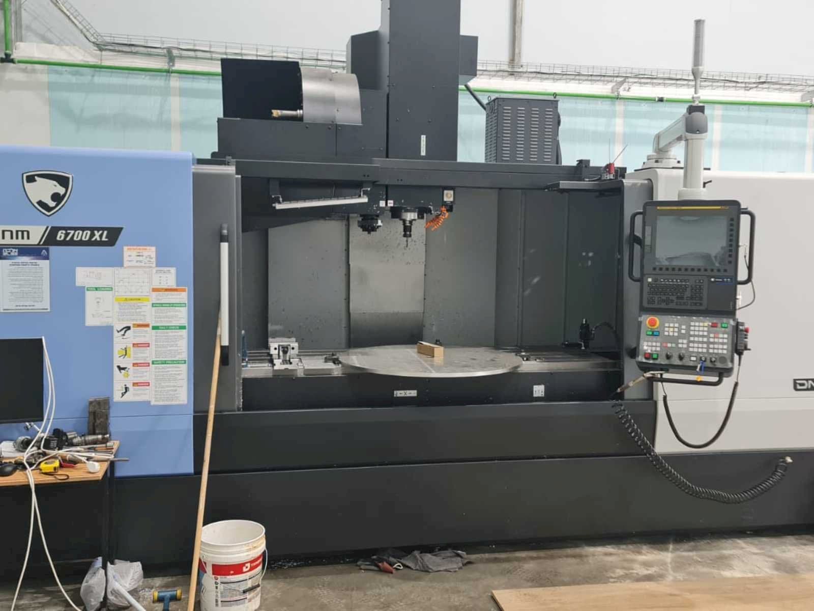 Vista Frontal  da Doosan DNM 6700 XL  máquina