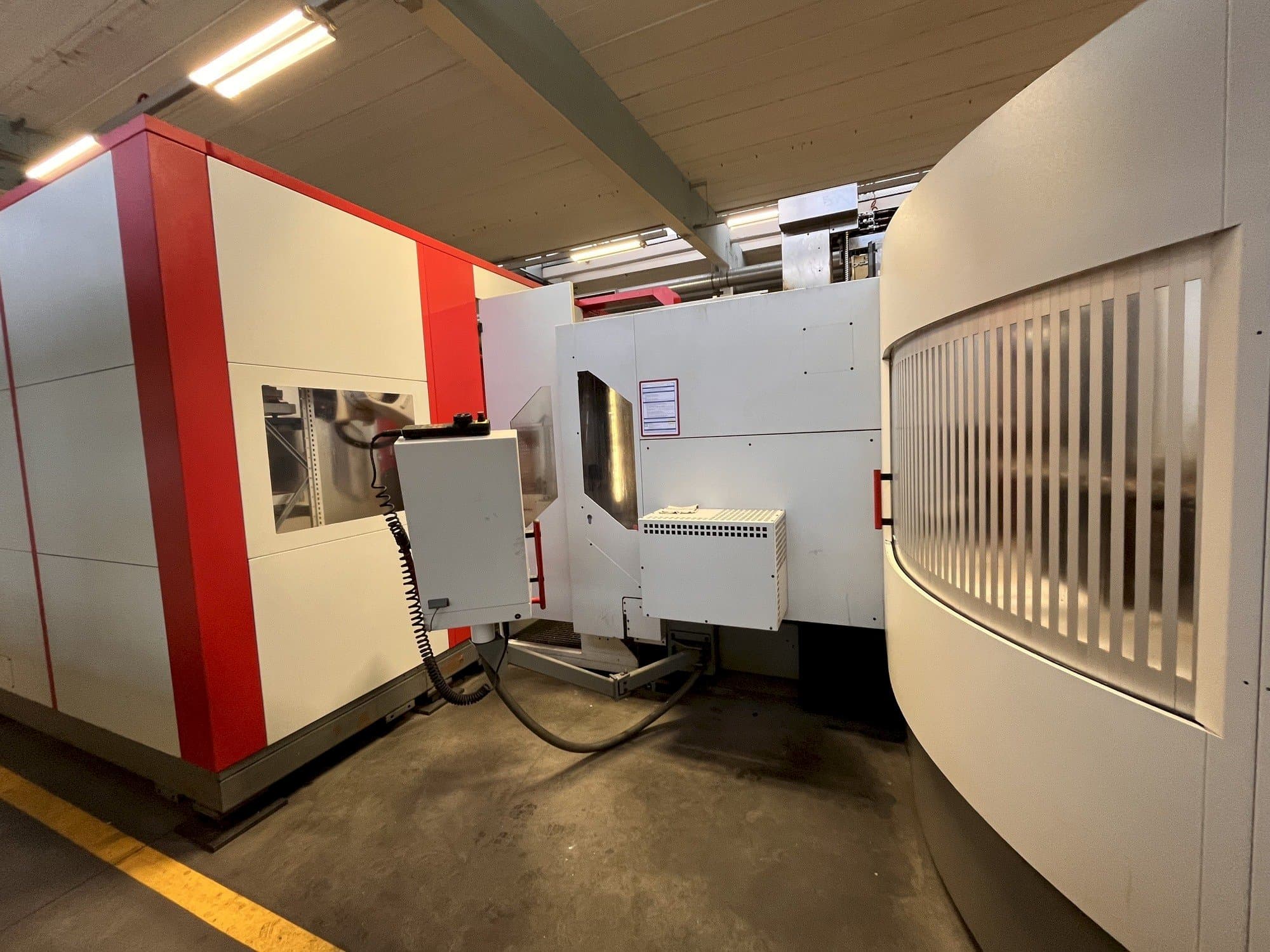 Vista Lateral Esquerda  da HERMLE RS1 Robot System  máquina