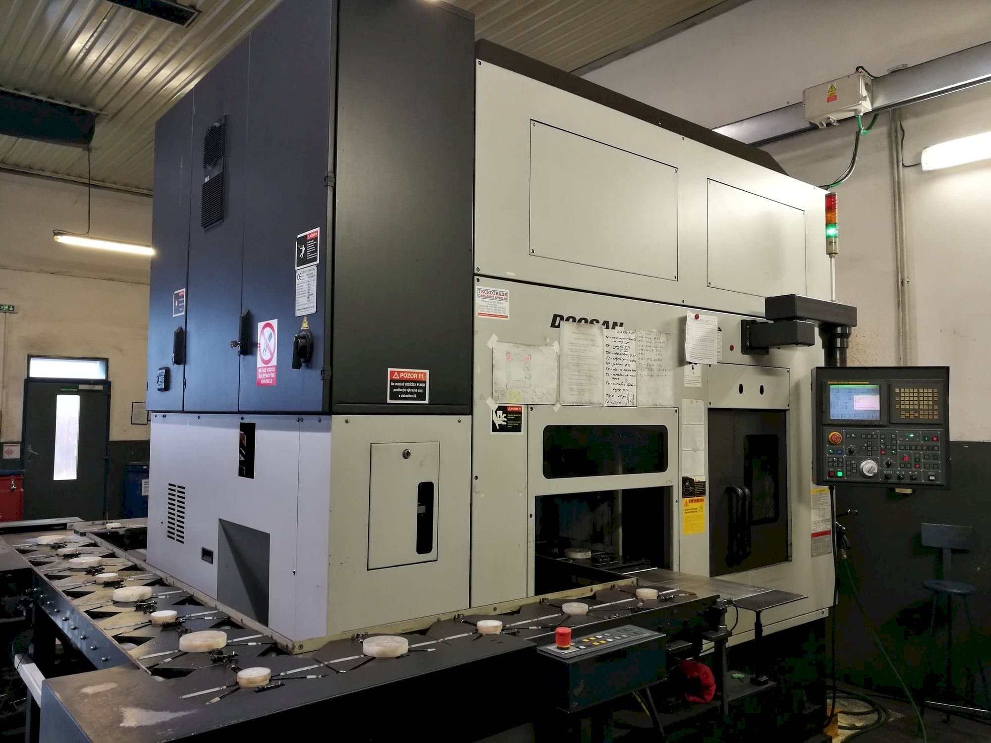 Vista Frontal  da Doosan Puma Inverturn 3000M  máquina