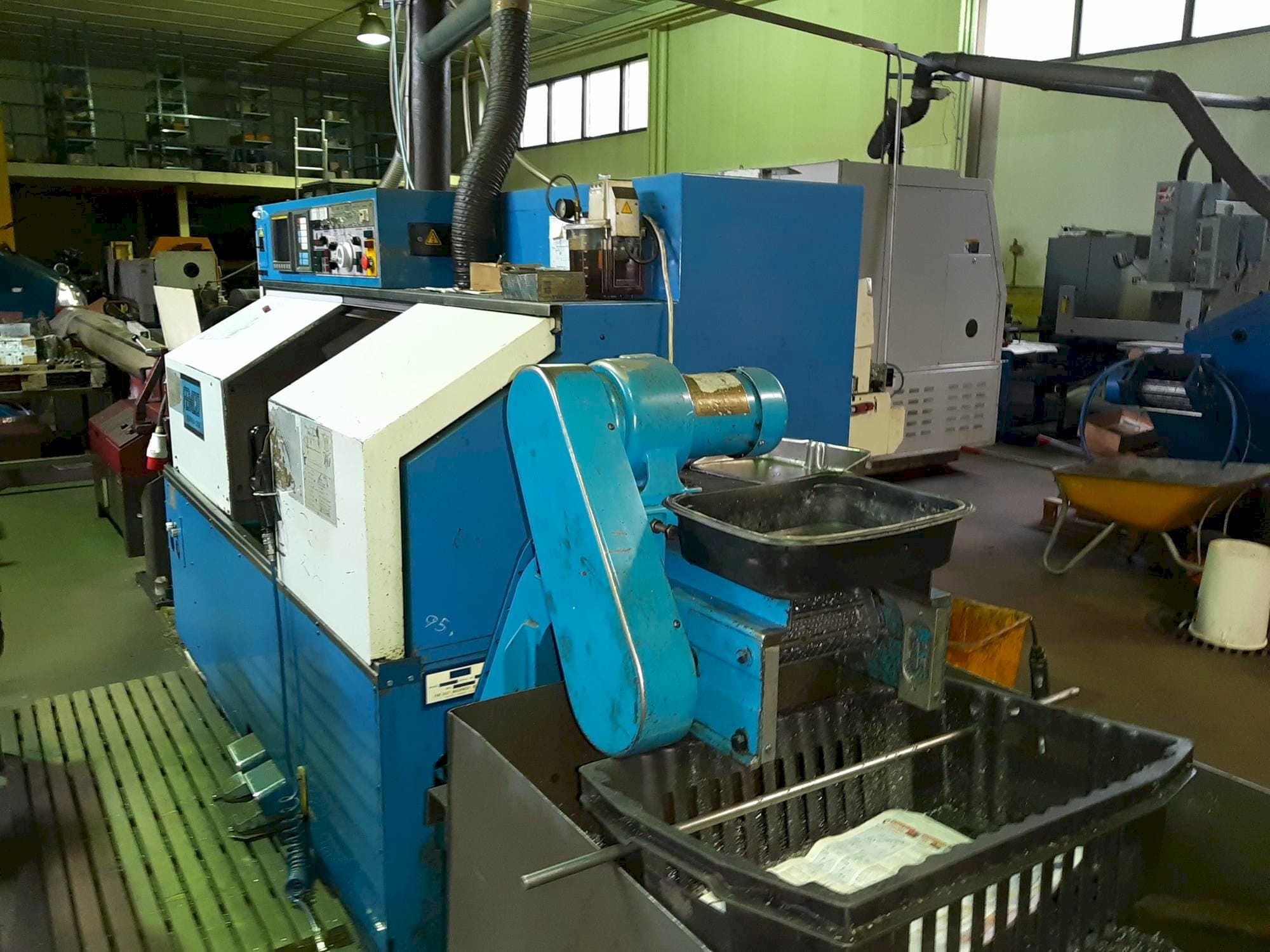 Vista Frontal  da FEMCO Durga 25E  máquina