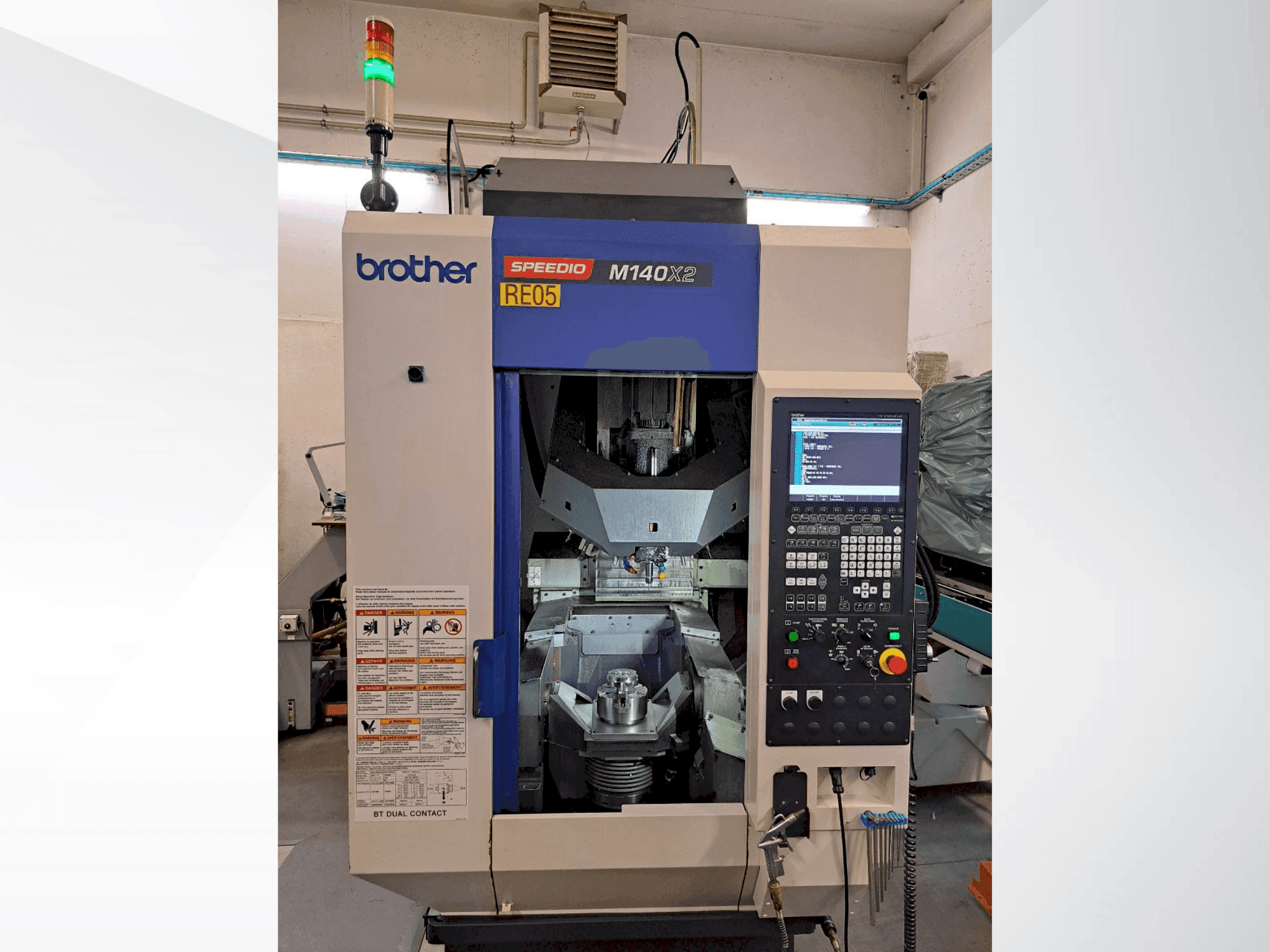 Vista Frontal  da Brother SPEEDIO M140X2  máquina