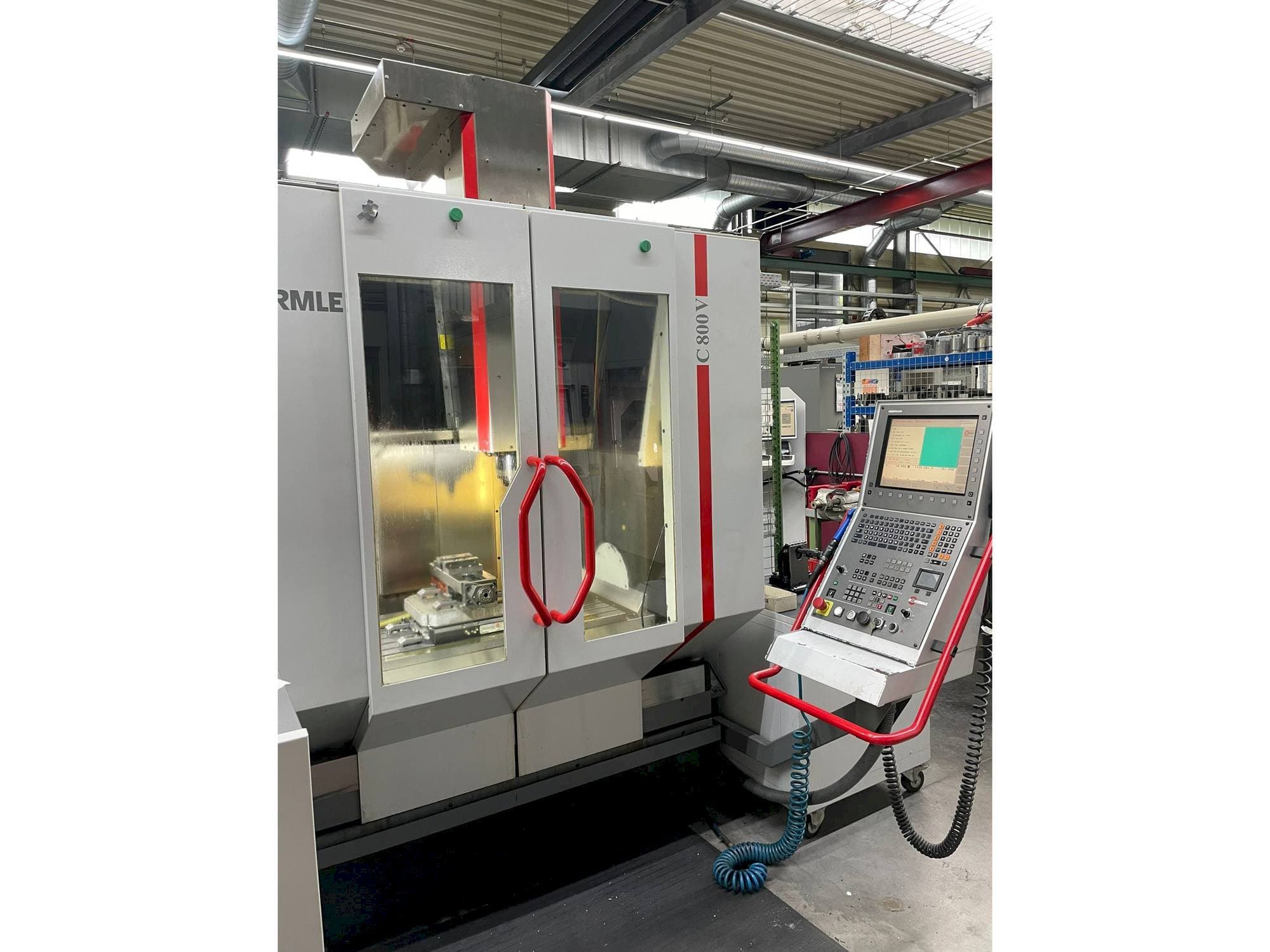 Vista Frontal  da HERMLE C 800 V  máquina