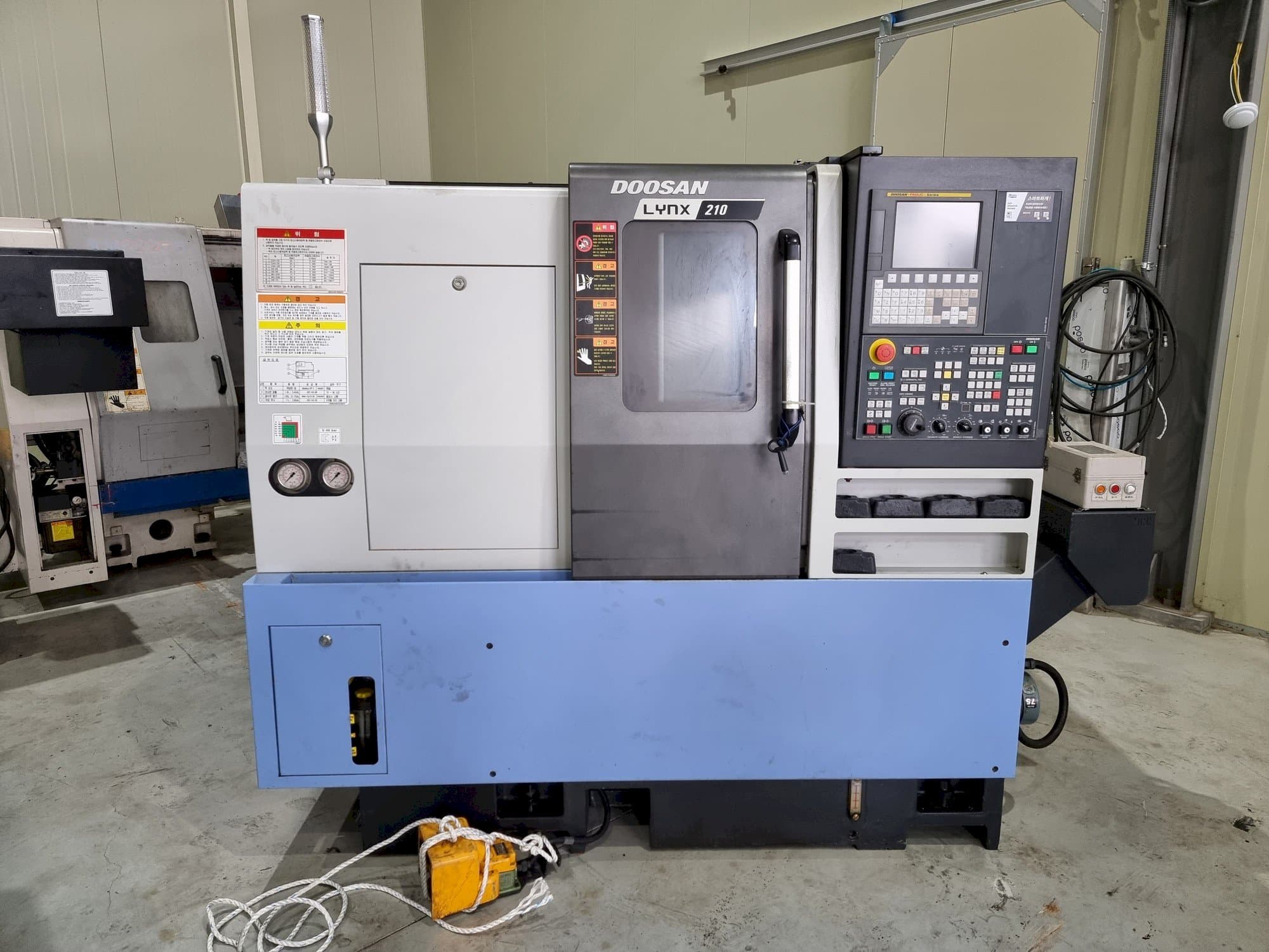 Vista Frontal  da Doosan LYNX 210  máquina