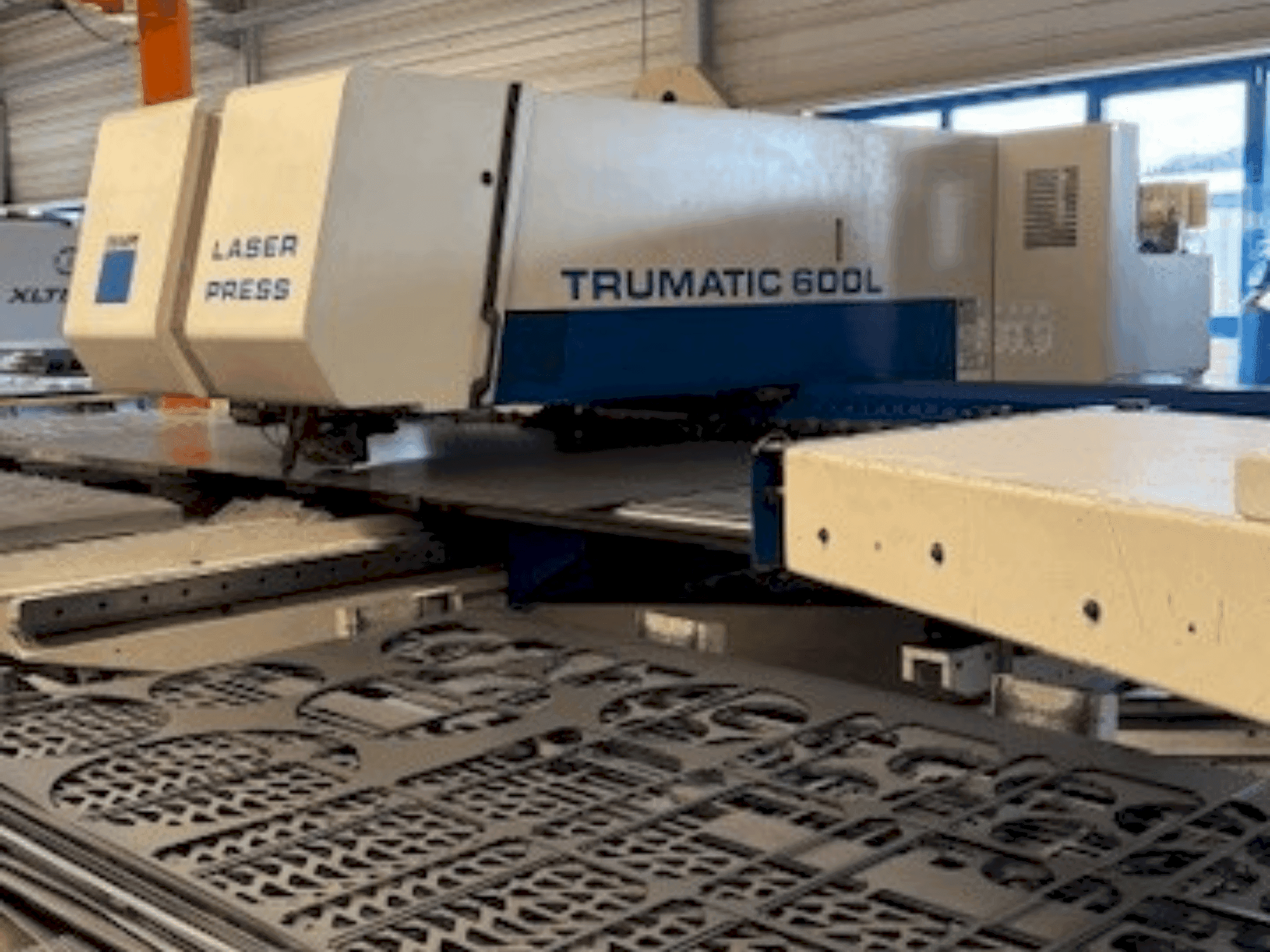 Vista Frontal  da TRUMPF Trumatic 600L  máquina