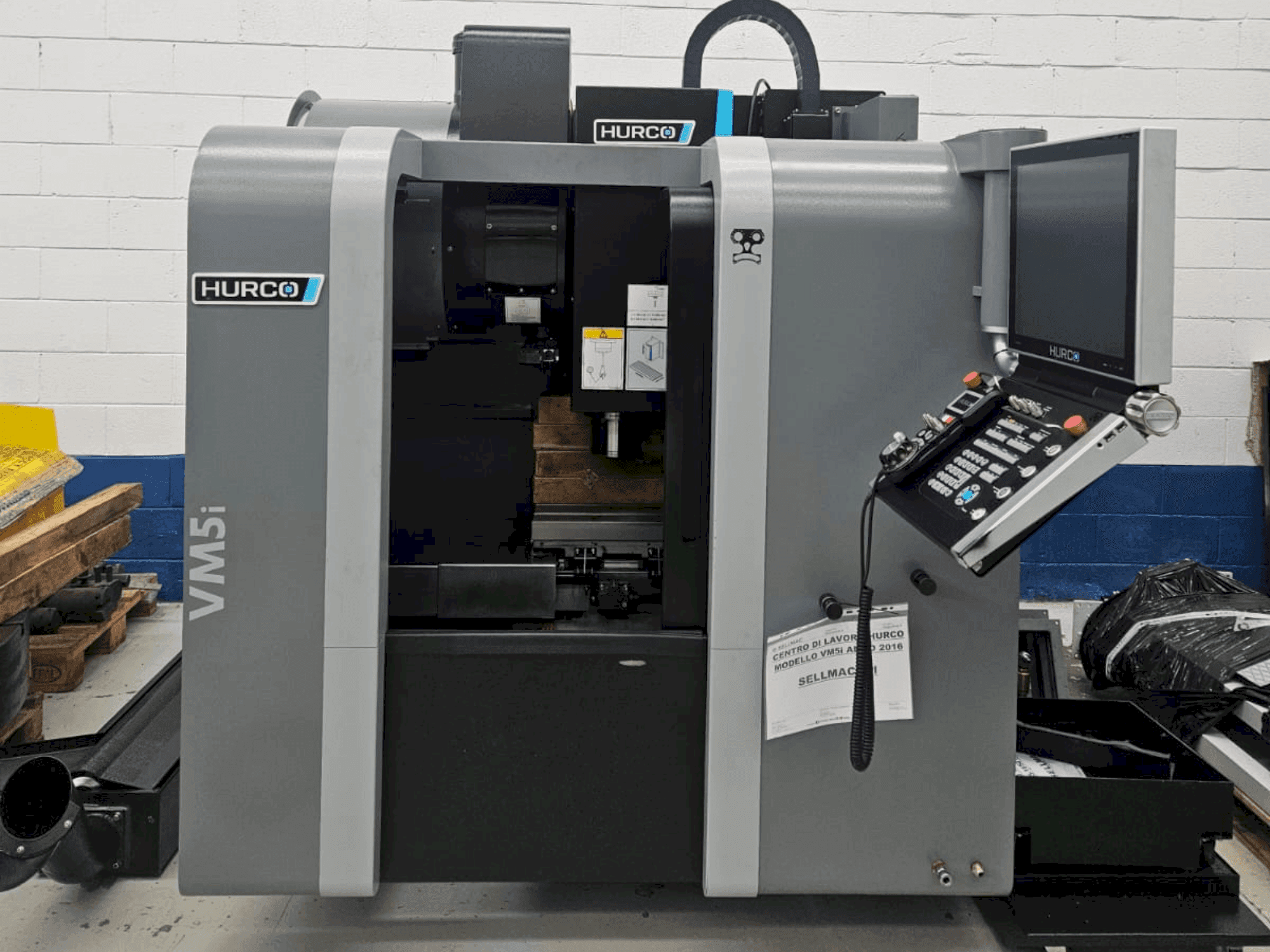 Vista Frontal  da Hurco VM5i  máquina