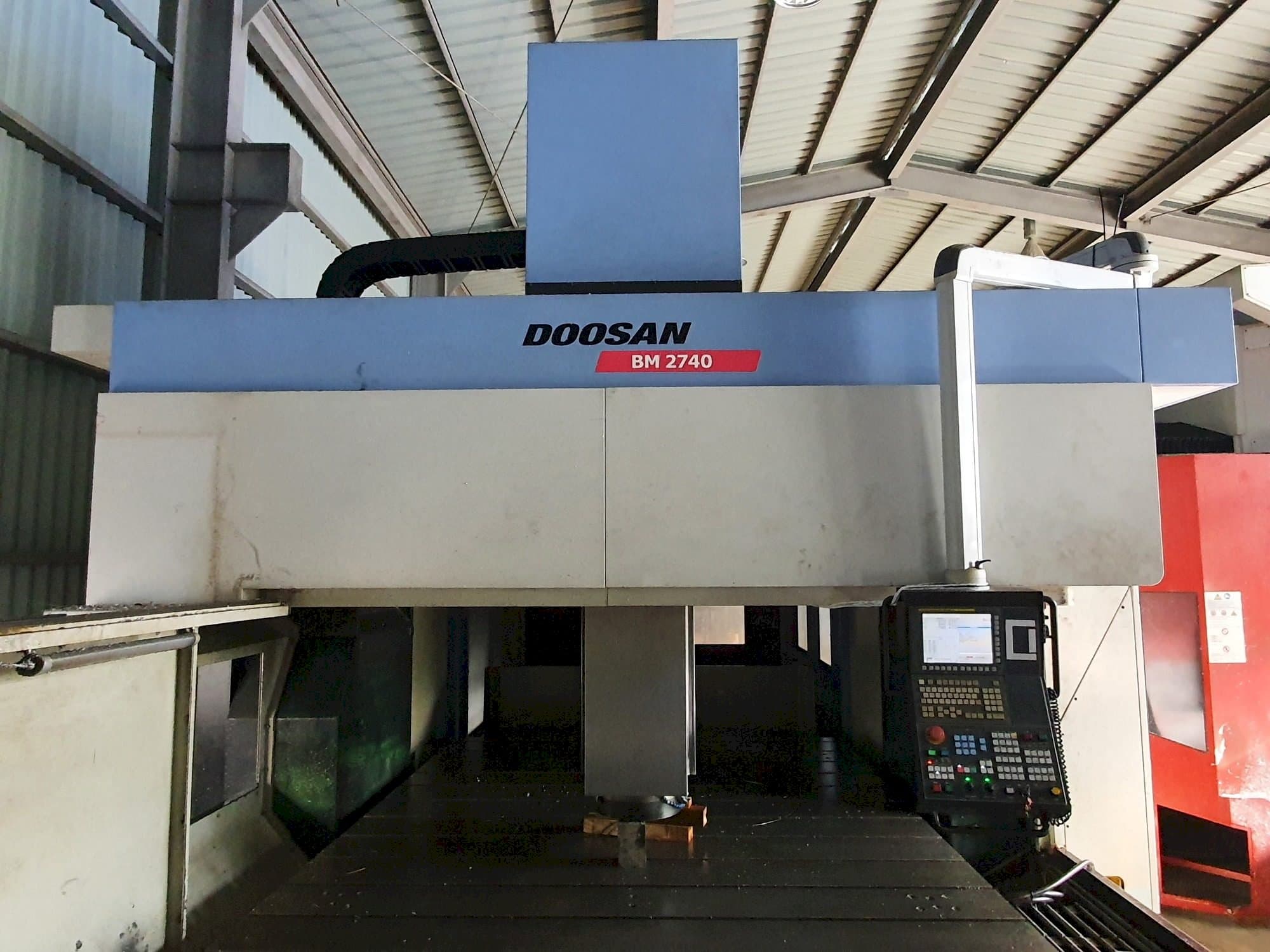 Vista Frontal  da Doosan BM2740  máquina