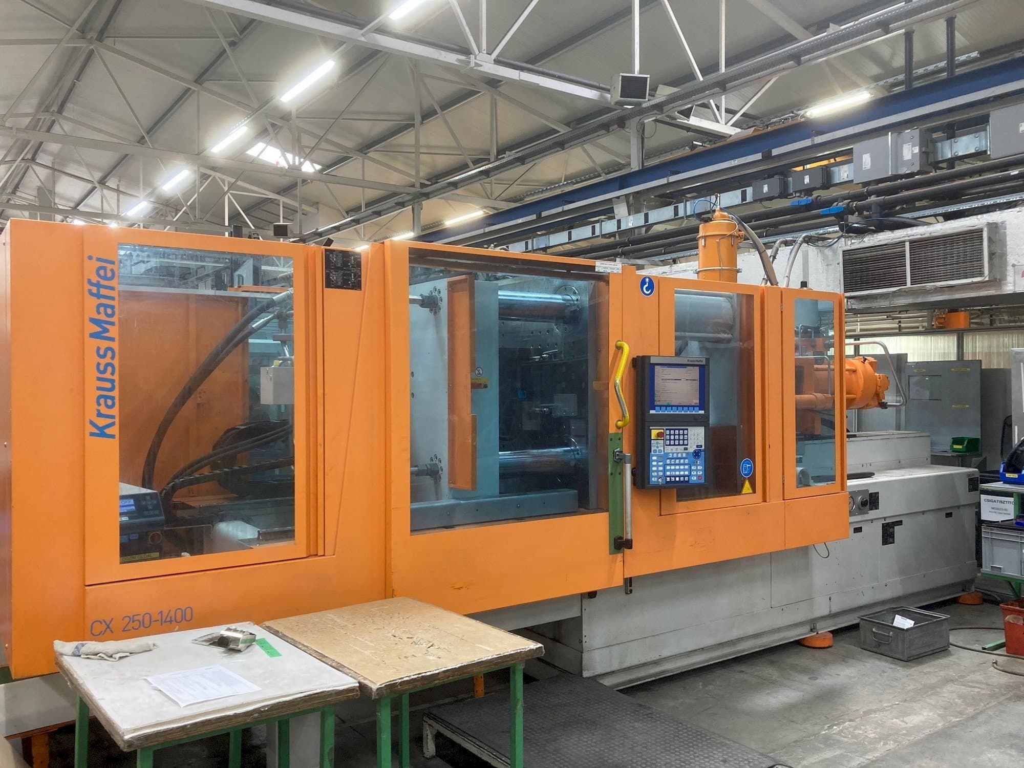 Vista Frontal  da Krauss Maffei KM 250-400 CX  máquina