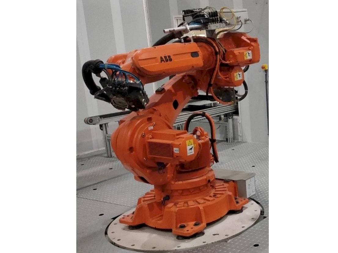 Vista Frontal  da ABB IRB 6620-150/2.2  máquina