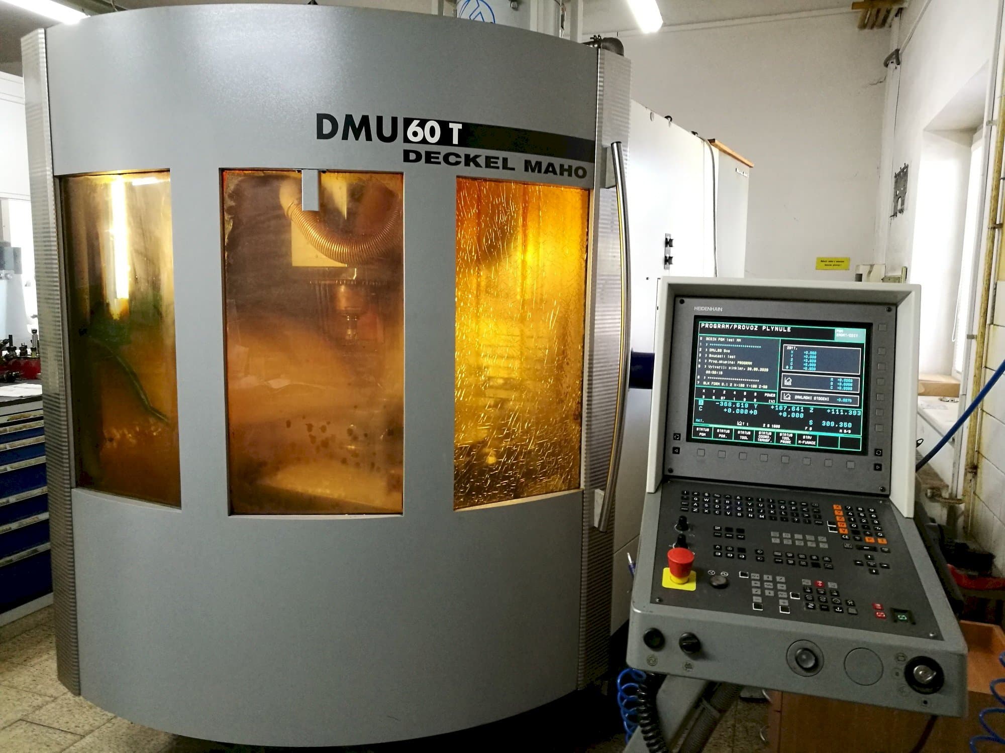 Vista Frontal  da DECKEL MAHO DMU 60T  máquina