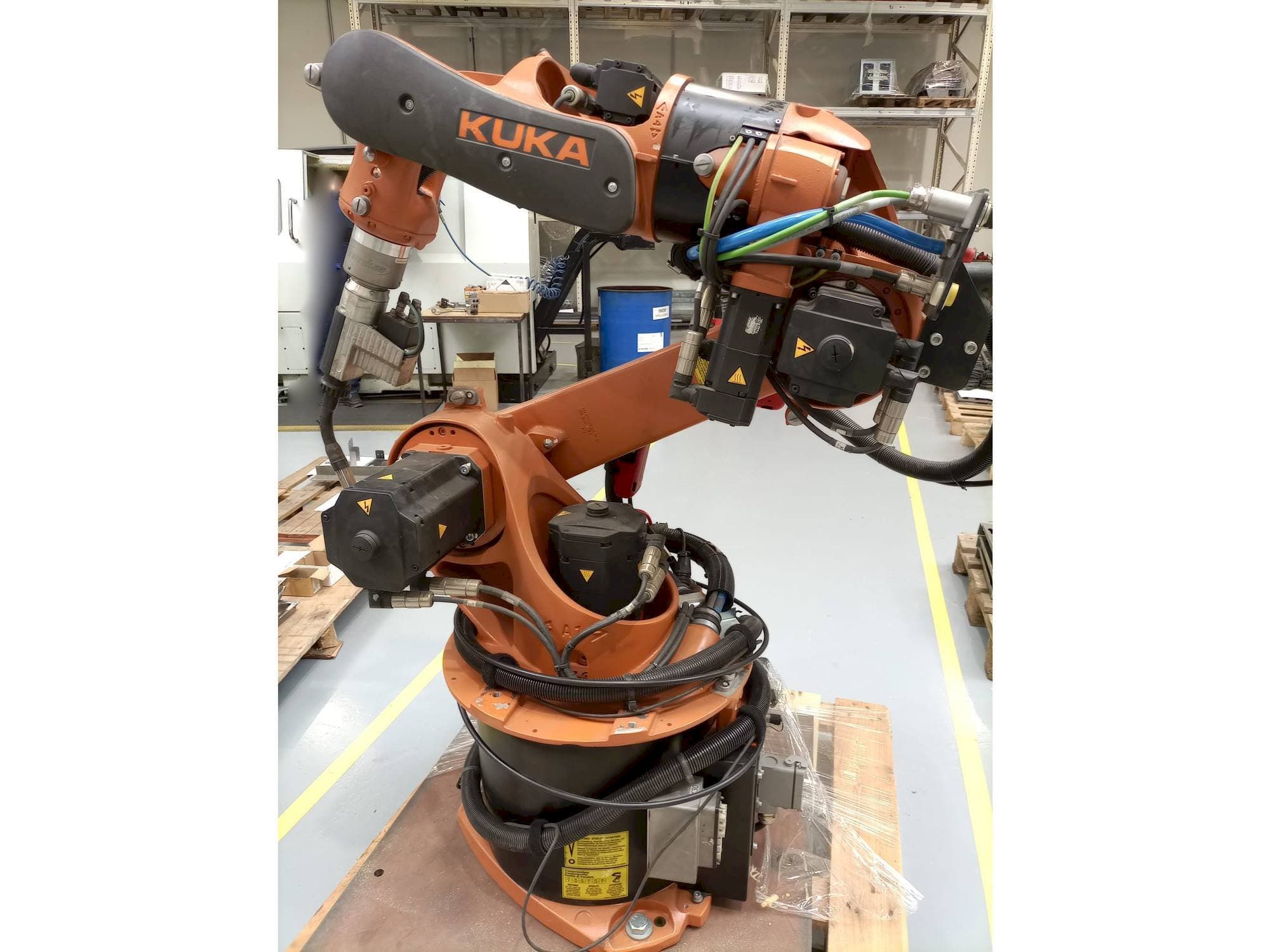 Vista Frontal  da KUKA KR16 ARC HW  máquina