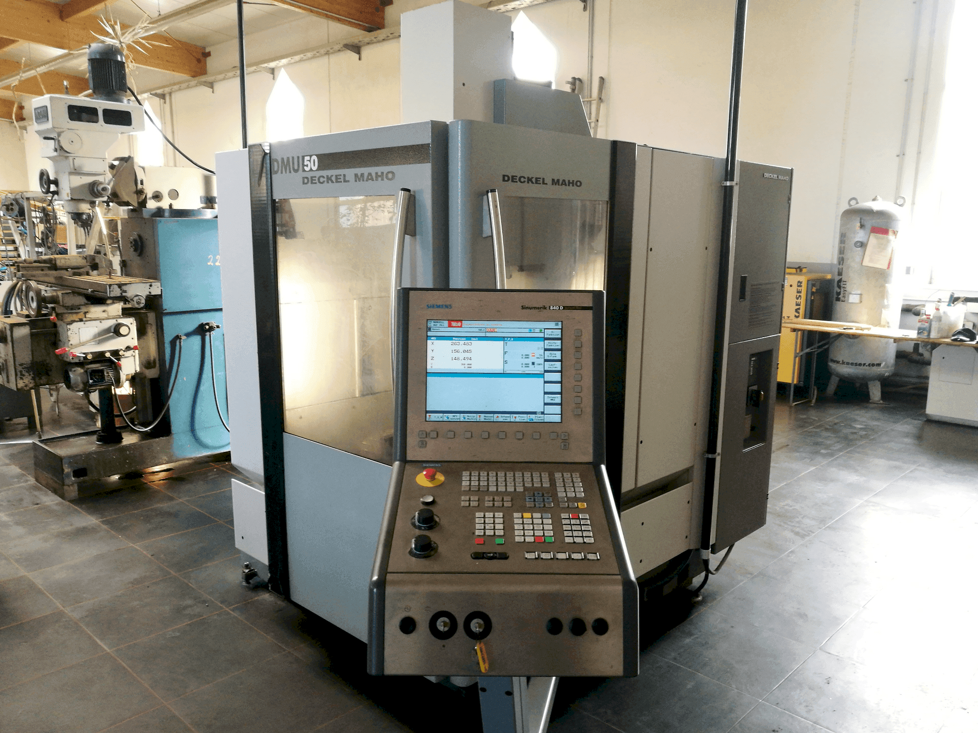 Vista Frontal  da DECKEL MAHO DMU 50  máquina