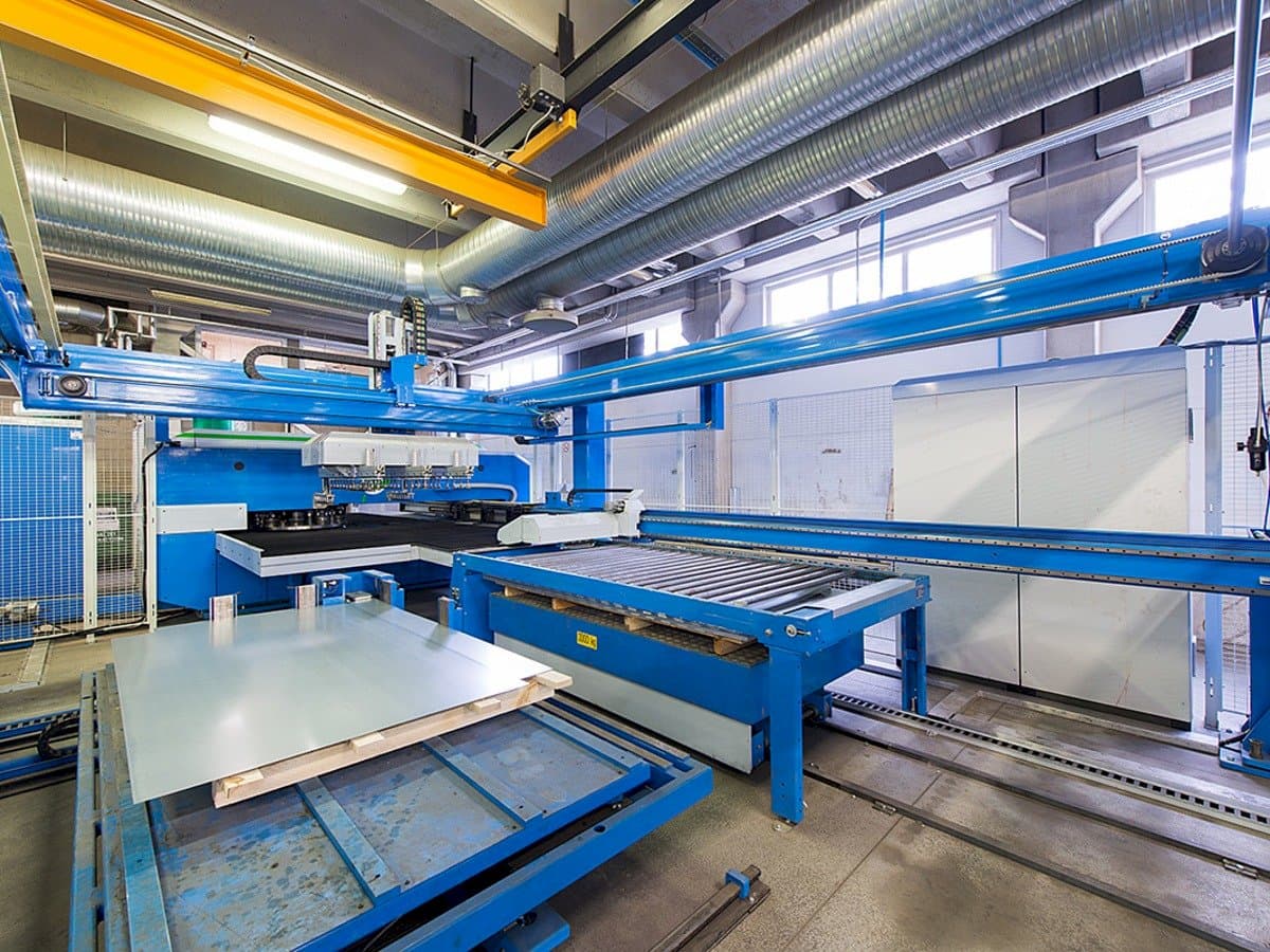 Vista Lateral Esquerda  da Finn-Power E 5 Lui  máquina