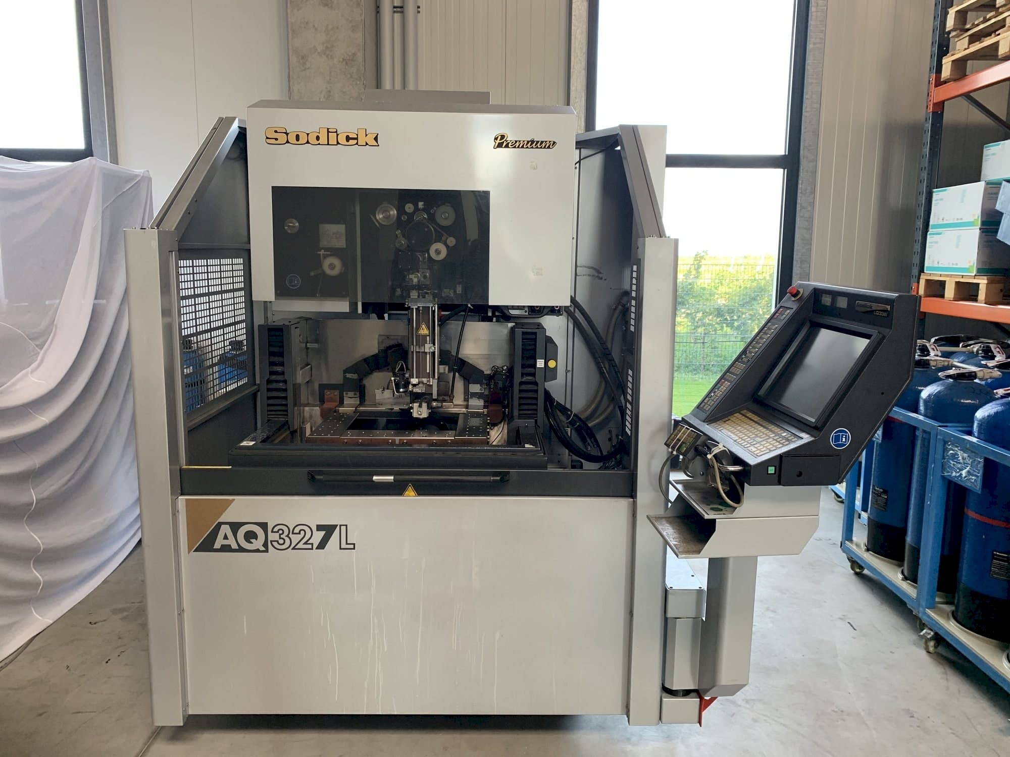 Vista Frontal  da Sodick AQ327L  máquina