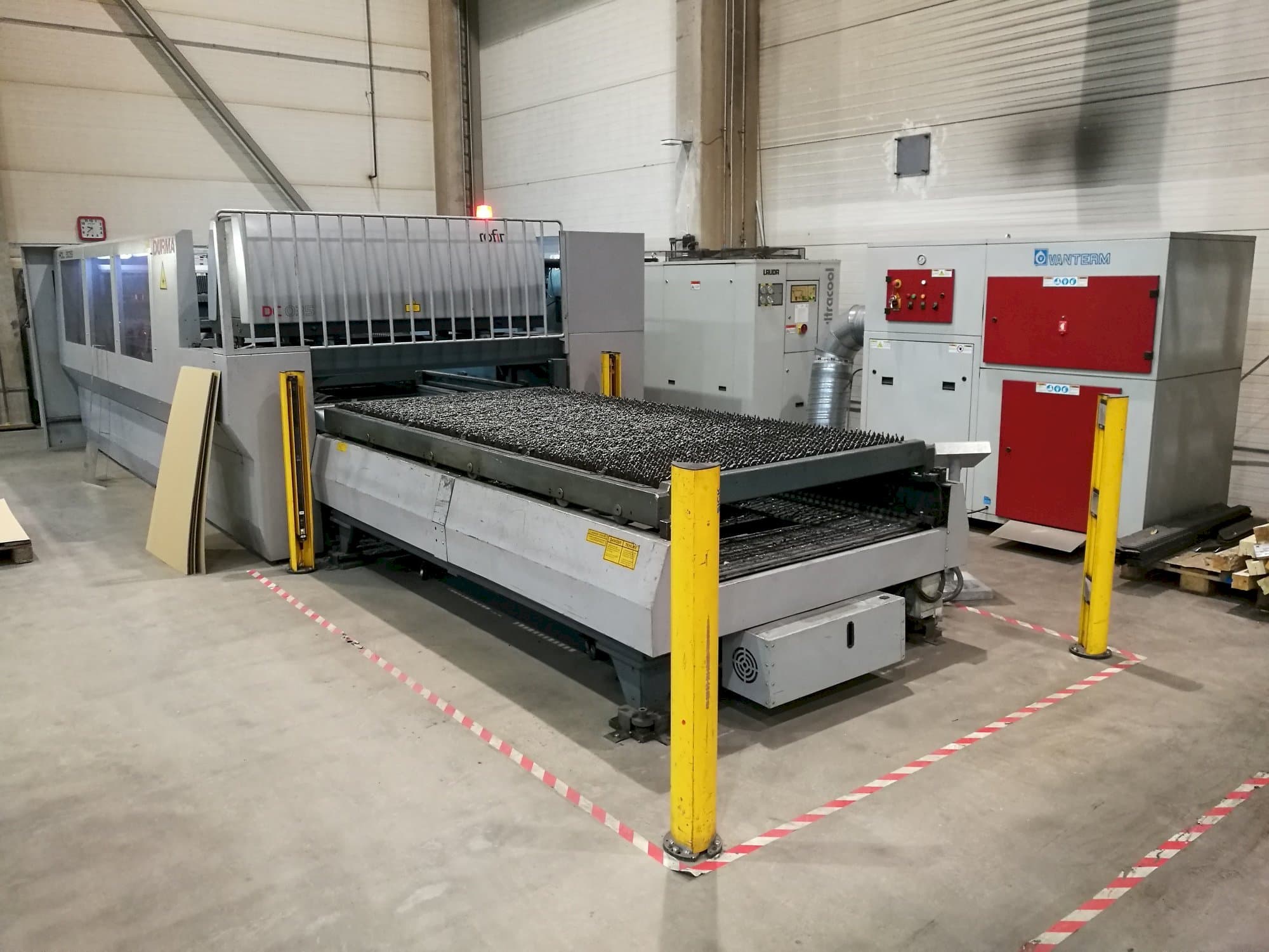 Vista Lateral Esquerda  da Durma HDL 3015  máquina