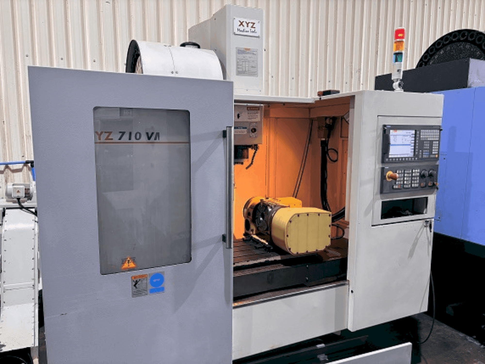 Vista Frontal  da XYZ 710 VMC  máquina