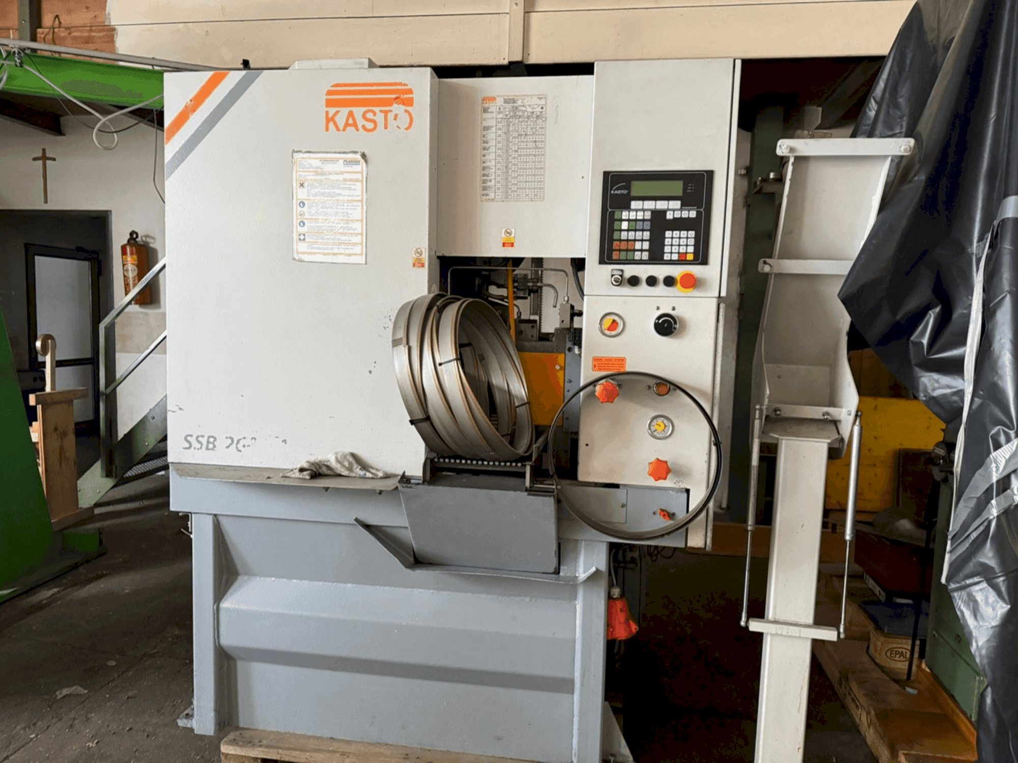 Vista Frontal  da KASTO SSB 260 VA-CC-CNC  máquina