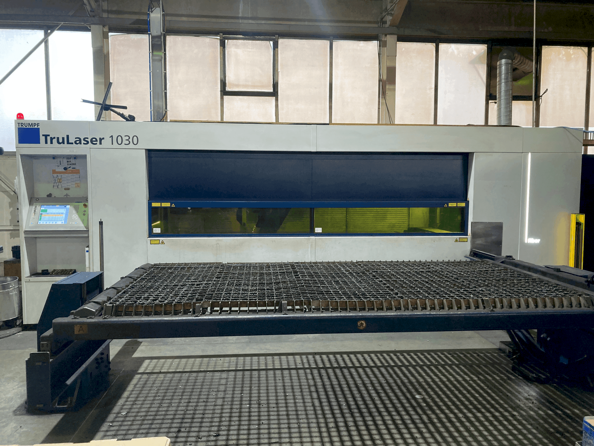 Vista Frontal  da TRUMPF TruLaser 1030  máquina