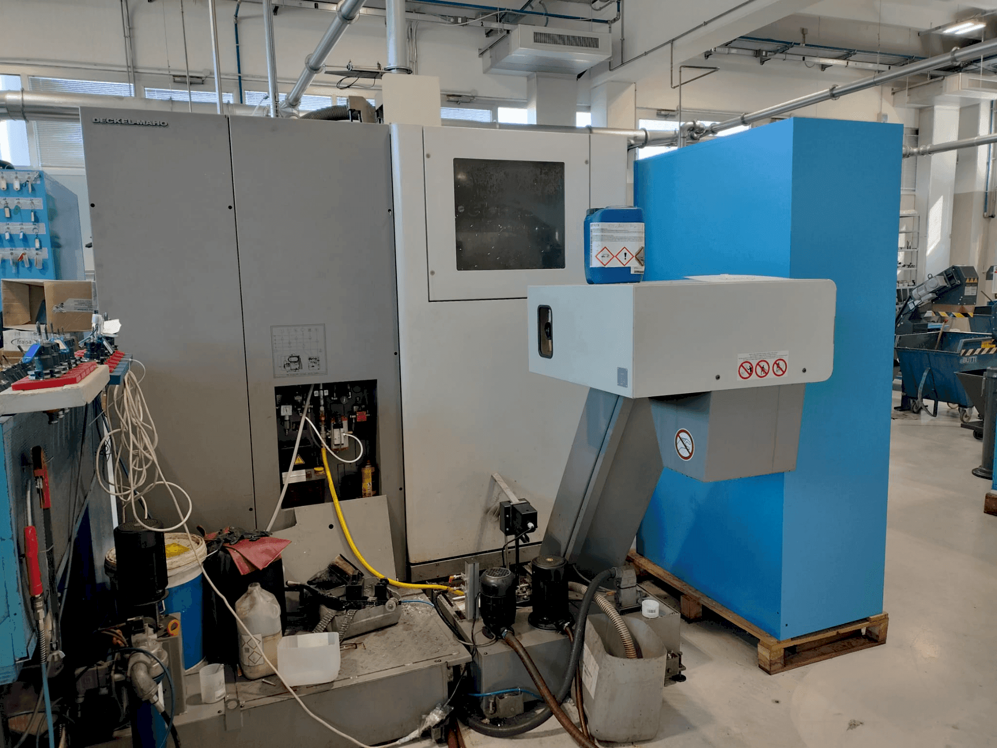 Vista Frontal  da DMG DECKEL MAHO DMC 635V  máquina