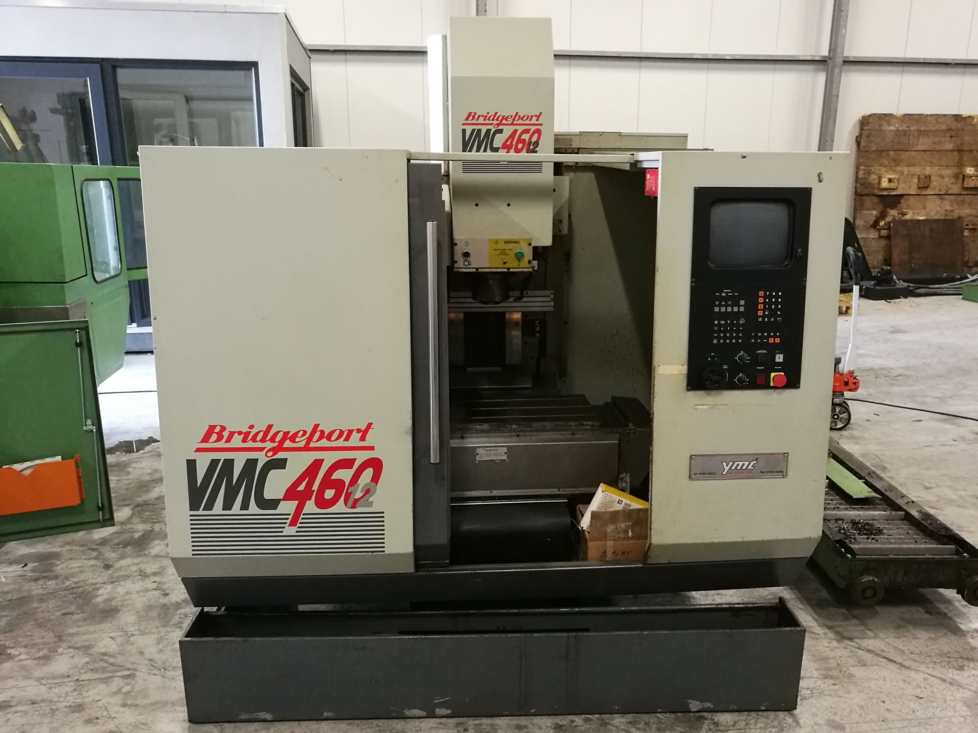 Vista Frontal  da Bridgeport VMC 460  máquina
