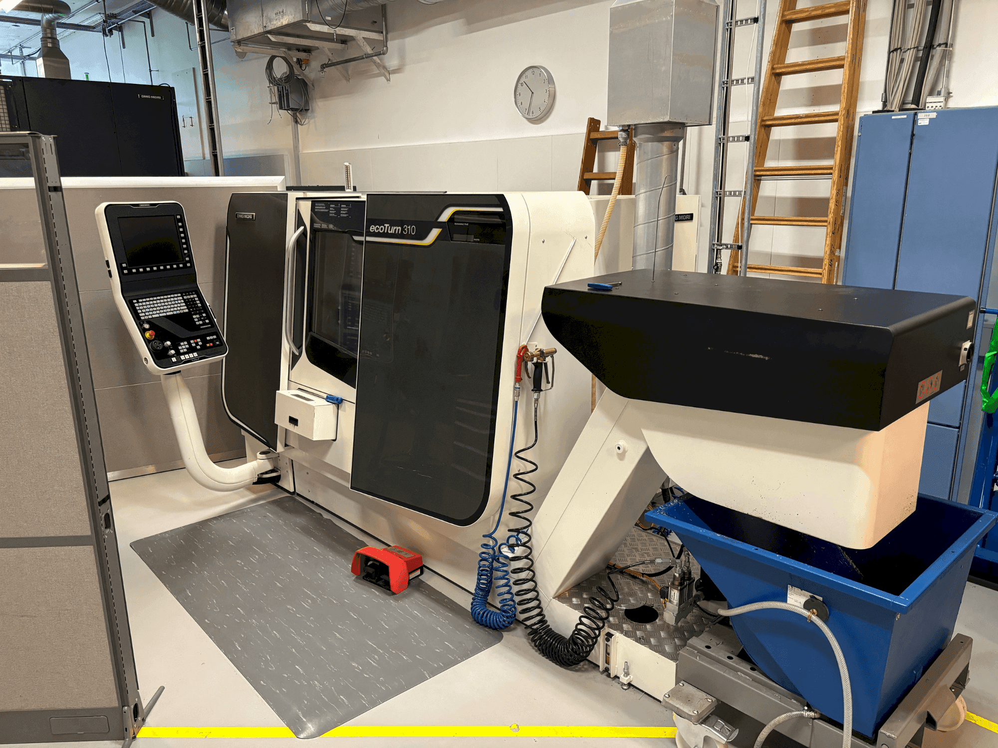 Vista Frontal  da DMG MORI ECOTURN 310 V3  máquina