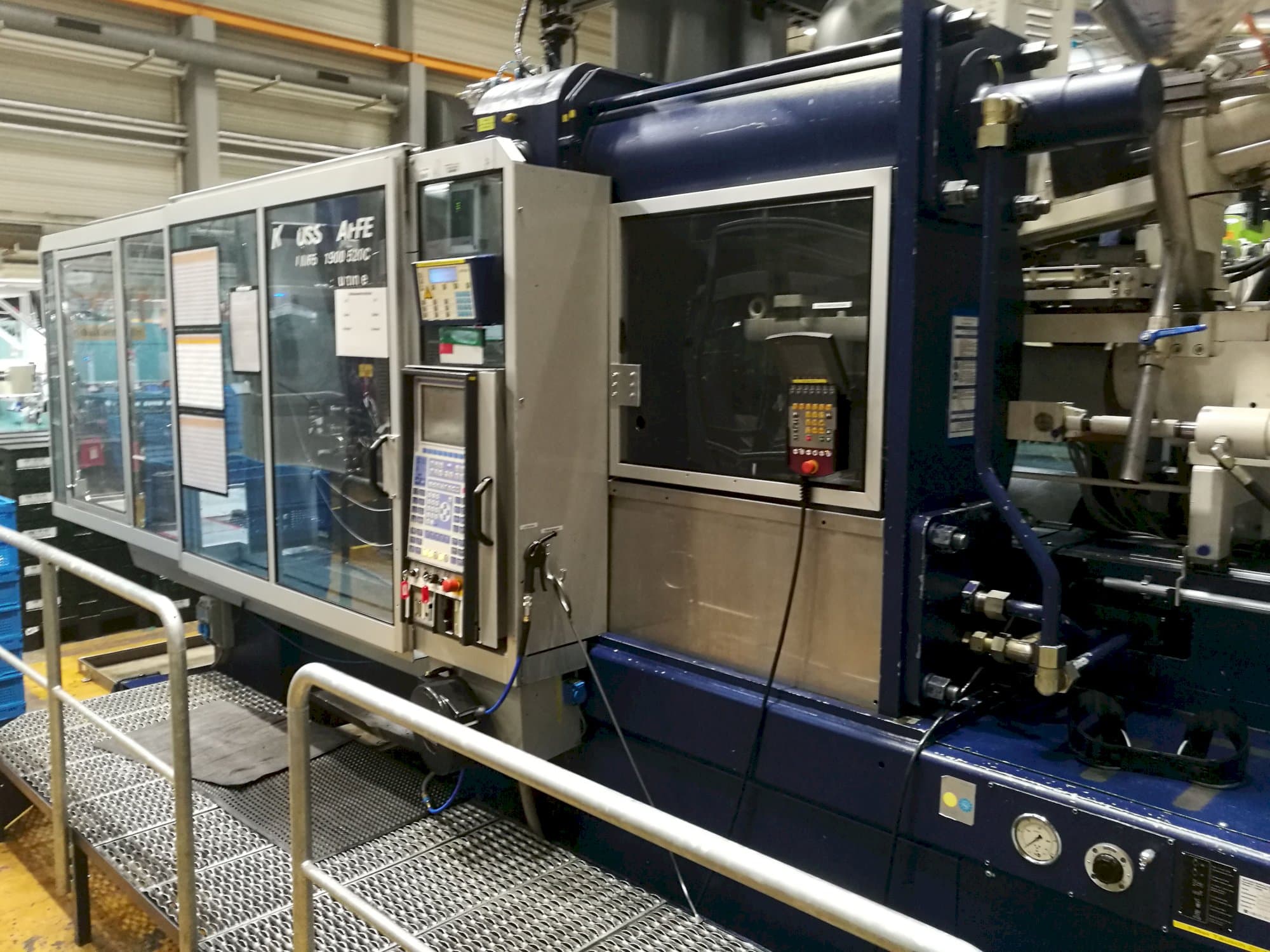 Vista Direita  da Krauss Maffei 650-1900-520 CZ  máquina