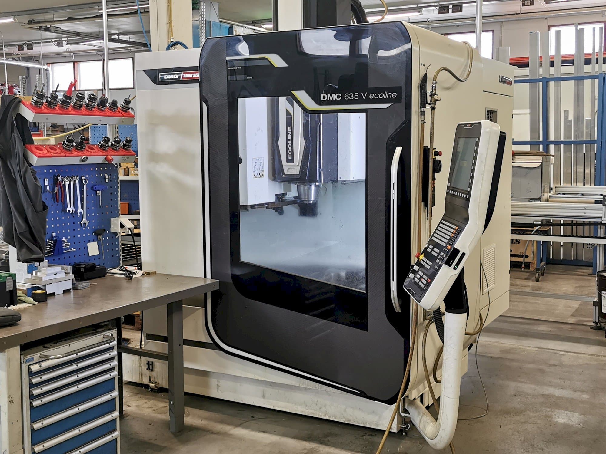 Vista Frontal  da DMG Mori Seiki DMC 635 V Ecoline  máquina