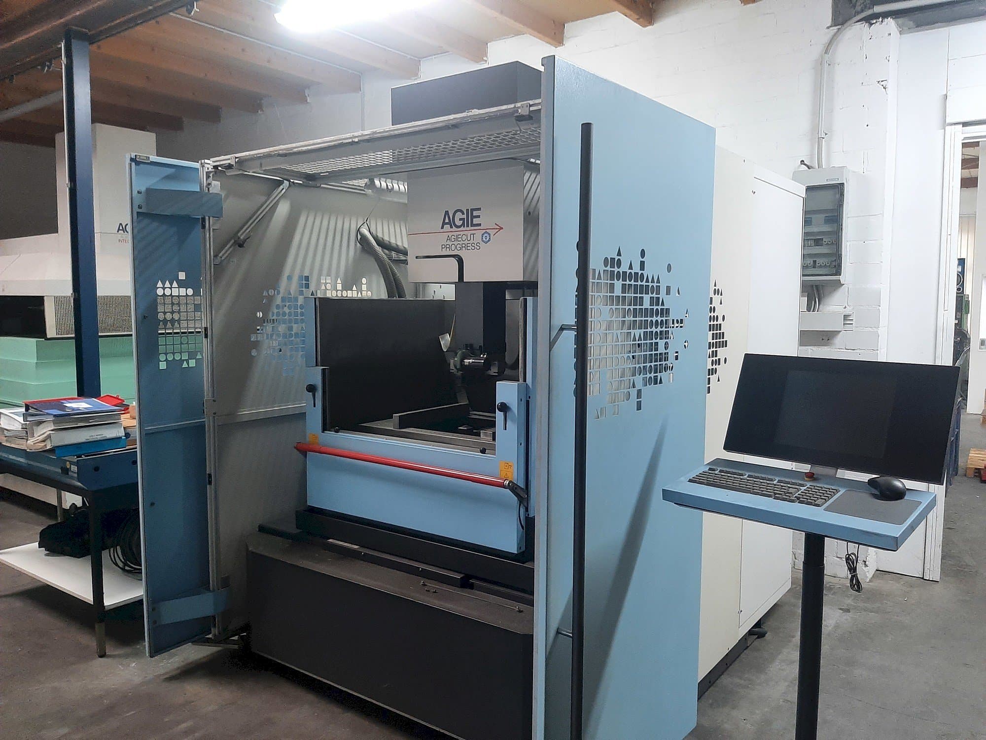 Vista Frontal  da AGIE Agiecut Progress 3  máquina