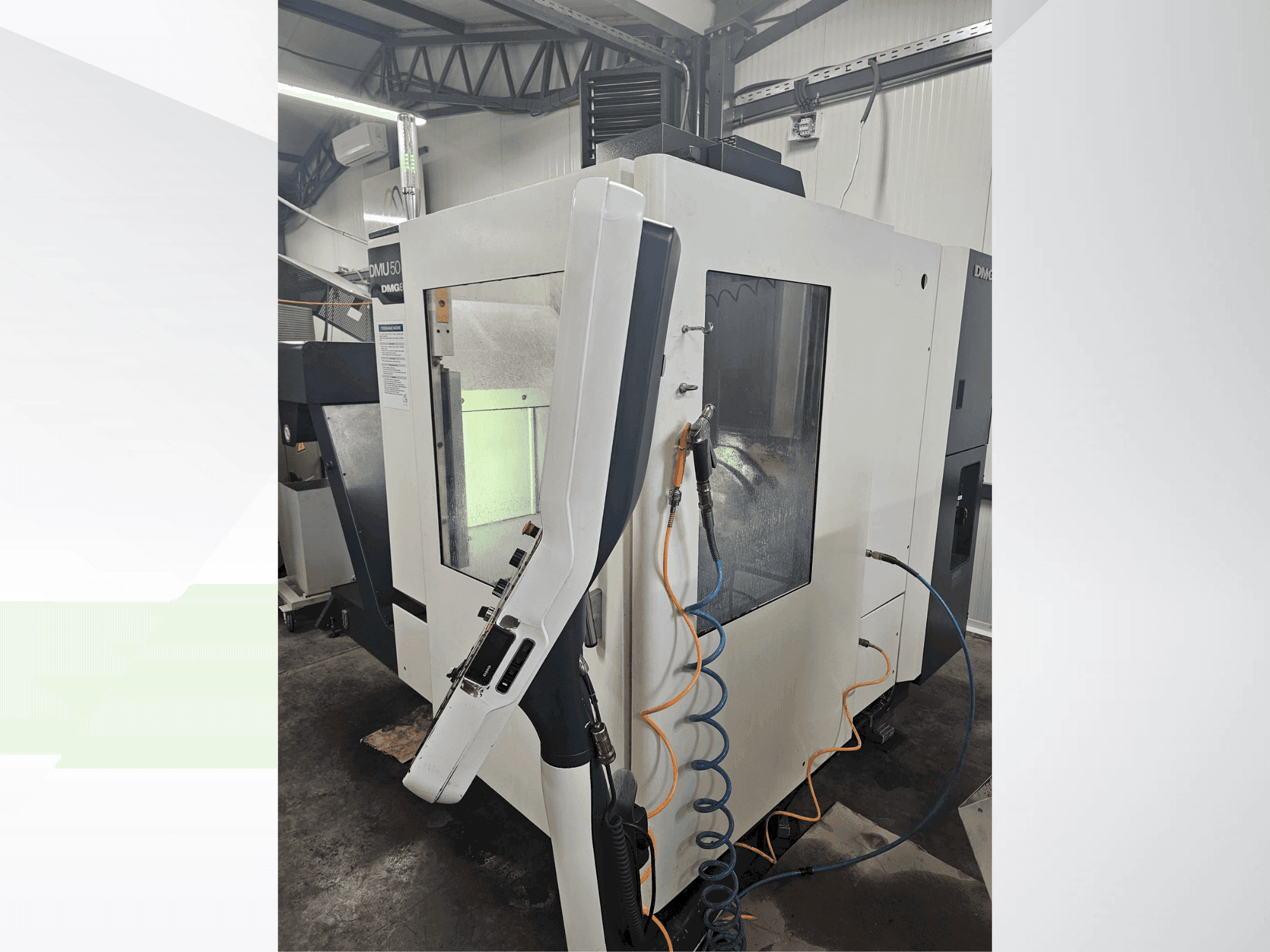 Vista Frontal  da DMG DECKEL MAHO DMU 50 eco  máquina