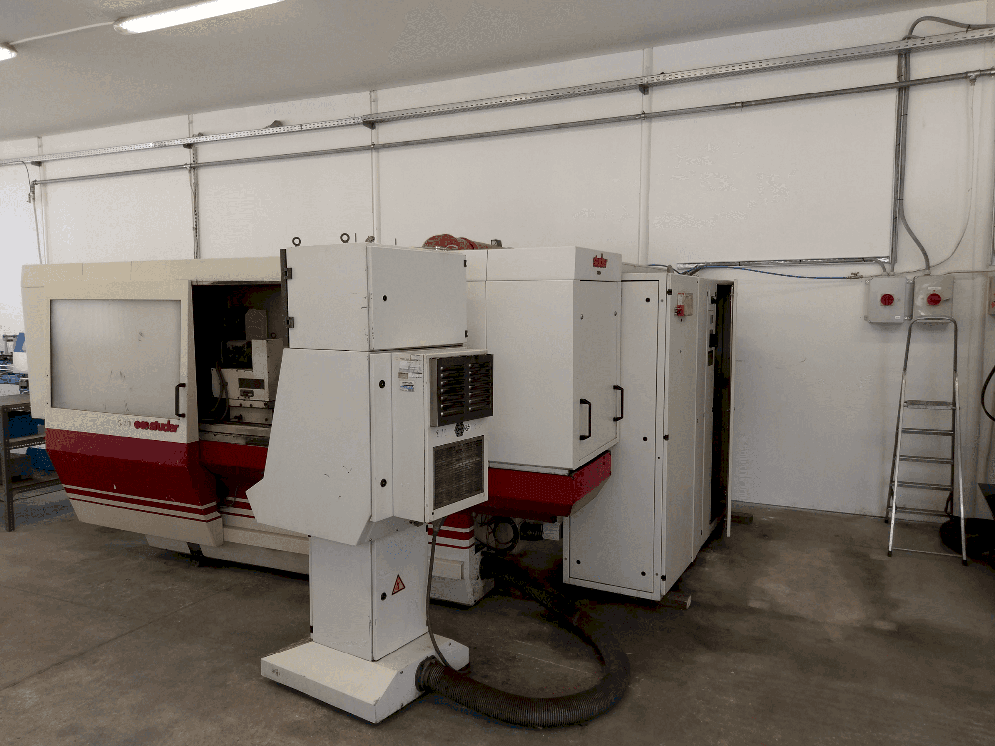 Vista Frontal  da STUDER  S40  máquina