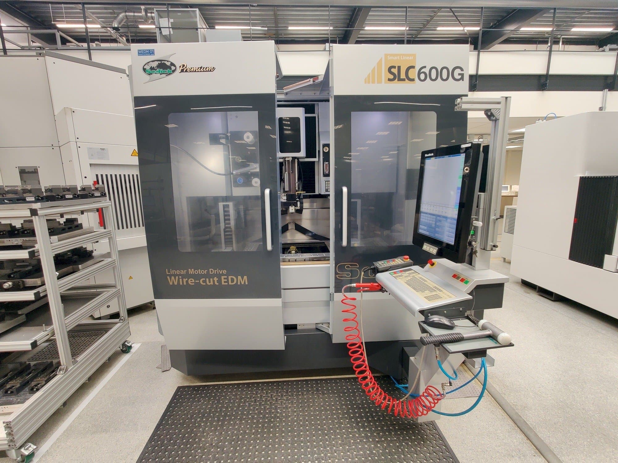 Vista Frontal  da Sodick SPW600  máquina