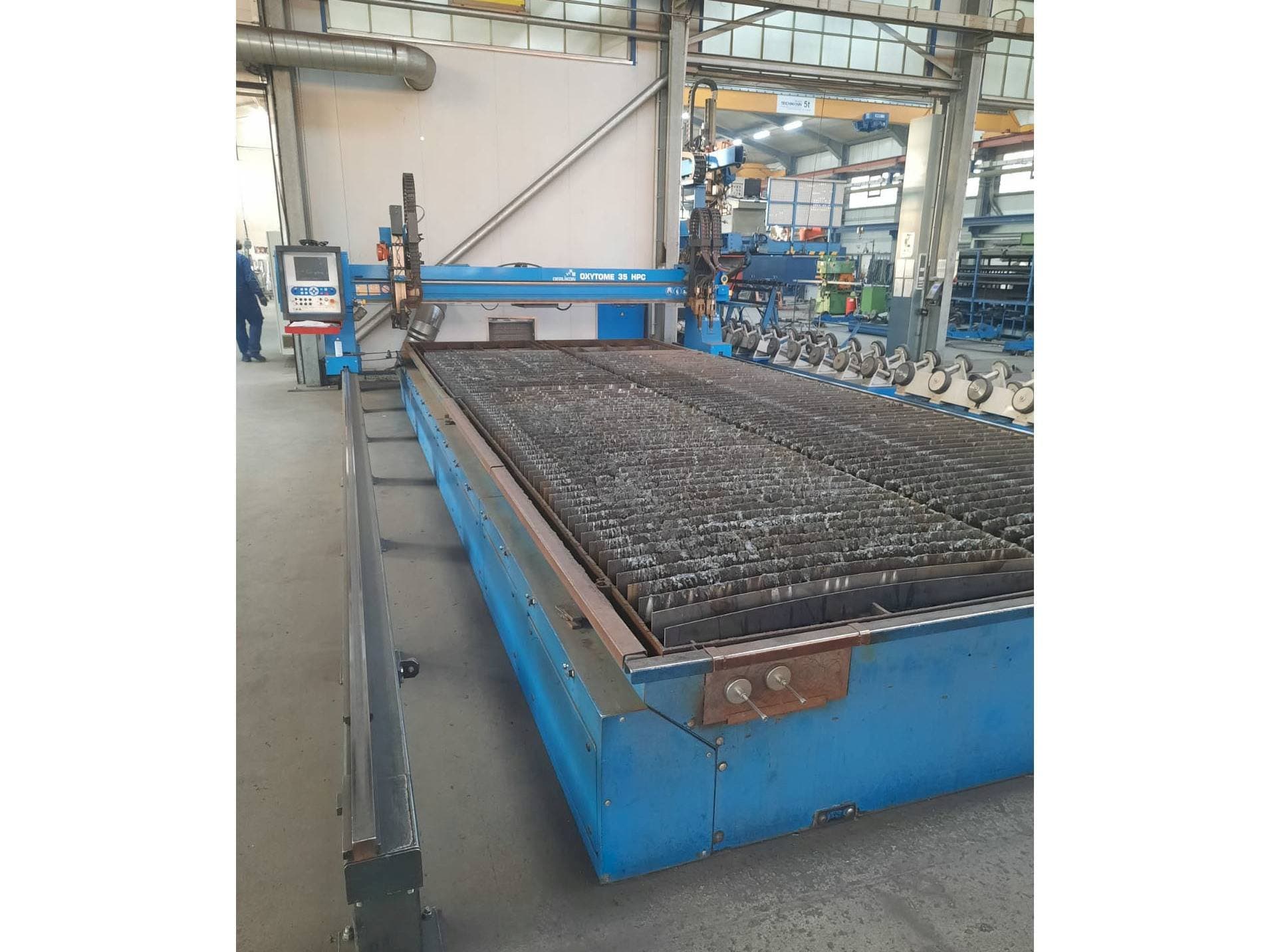 Vista Frontal  da Oerlikon Oxytome 35 HPC  máquina