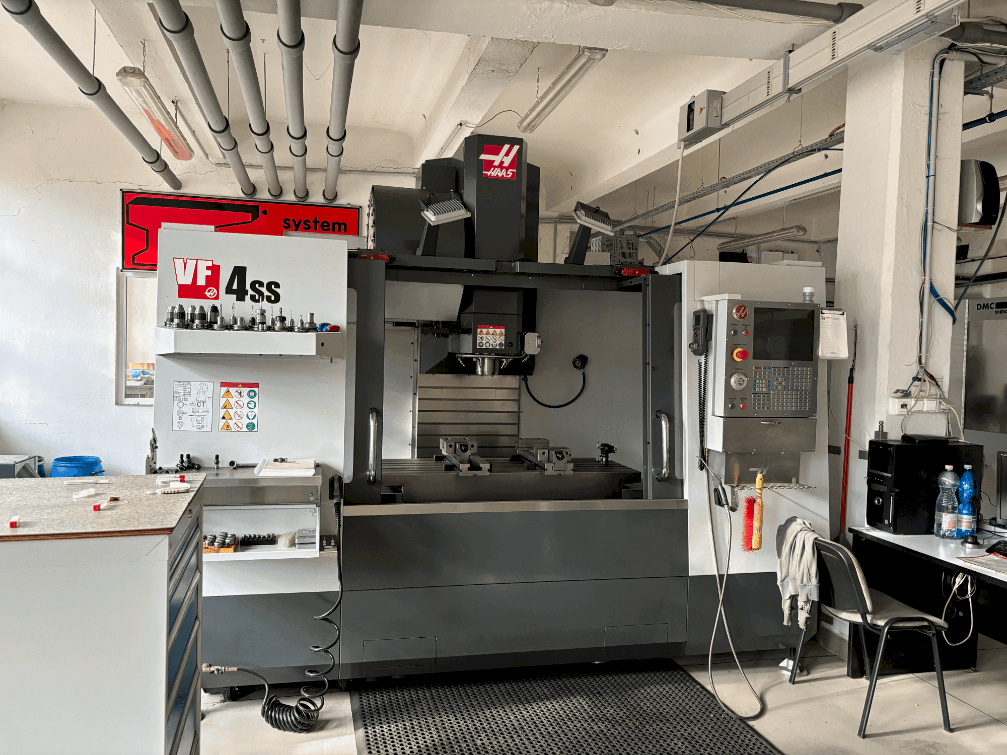 Vista Frontal  da HAAS HASS VS4SS  máquina