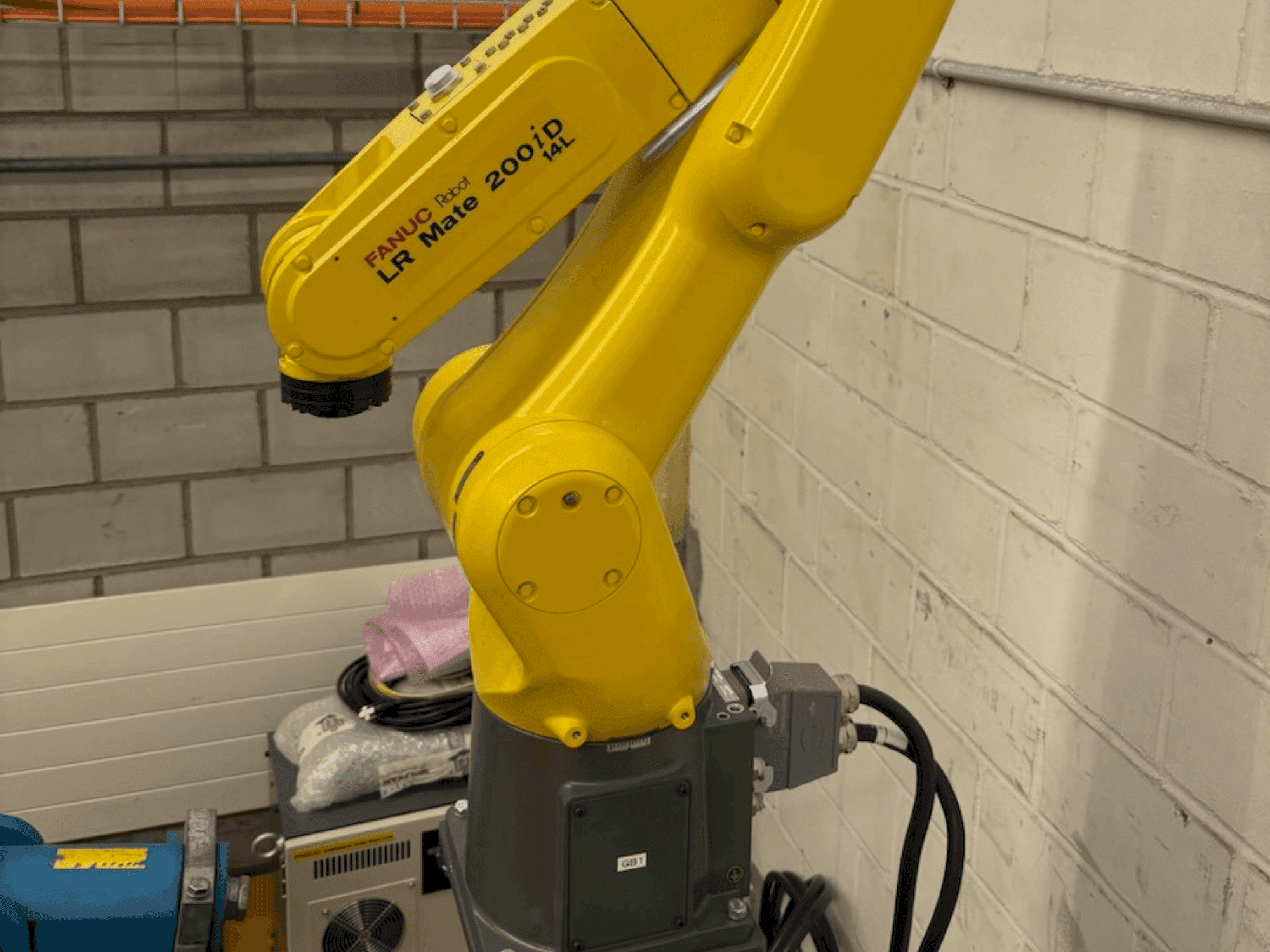 Vista Frontal  da FANUC LR Mate 200 iD 14L  máquina