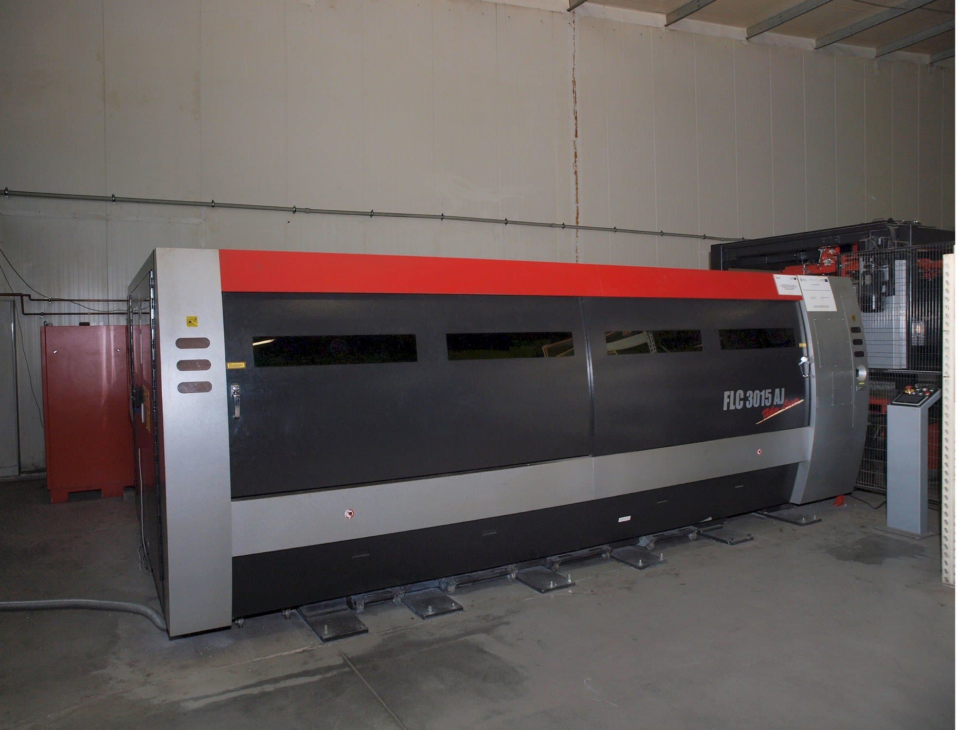 Vista Frontal  da AMADA LC-3015 AJ 2kW Fiber laser  máquina