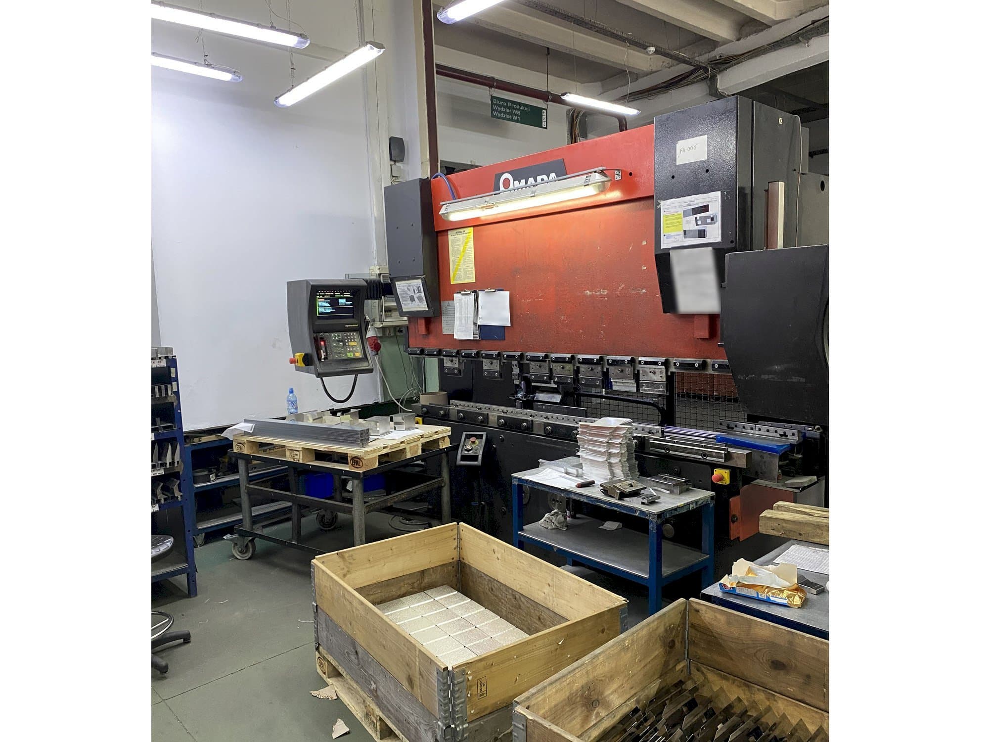 Vista Frontal  da AMADA HFBO 8025  máquina