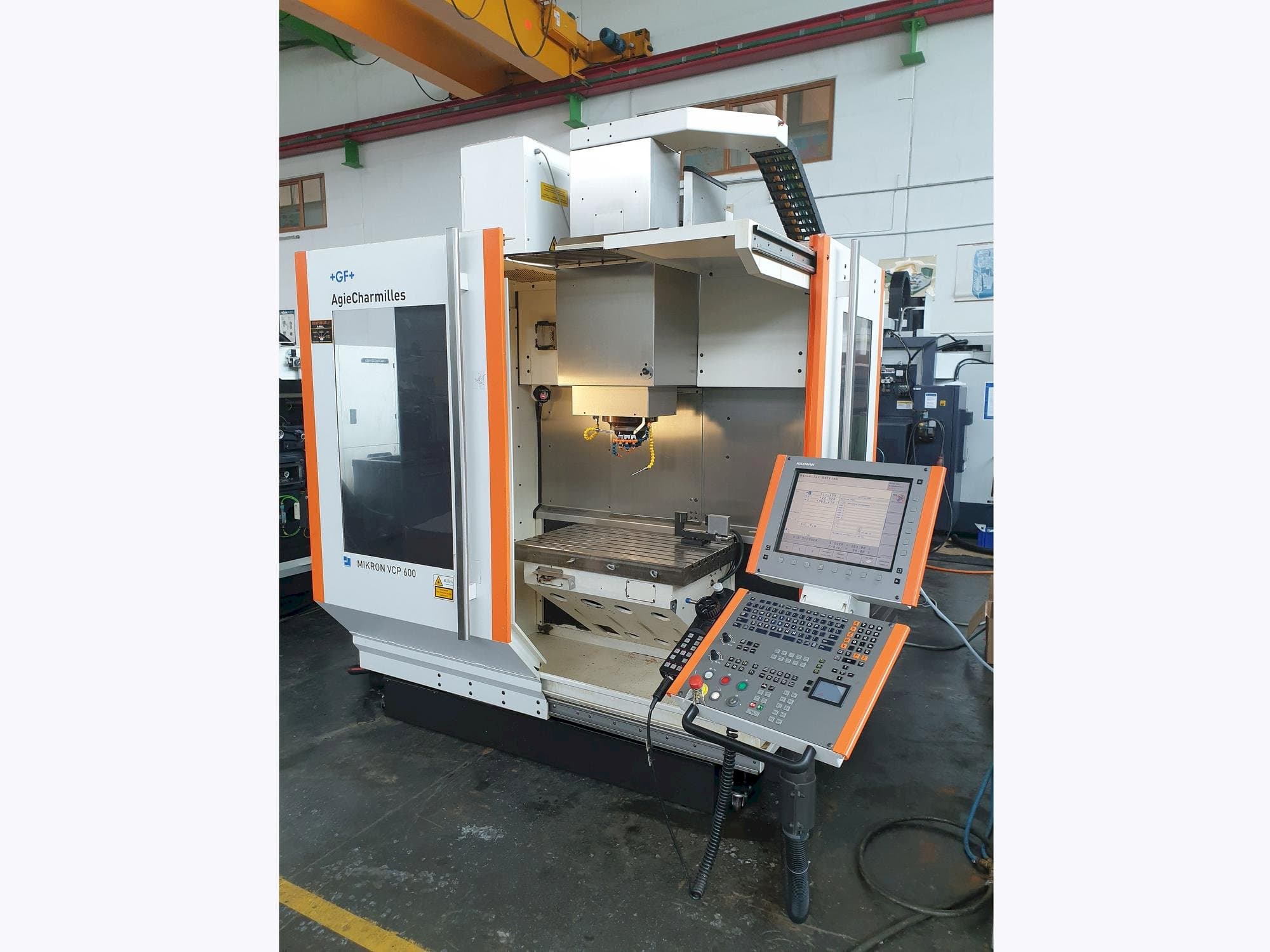 Vista Frontal  da MIKRON VCP 600  máquina