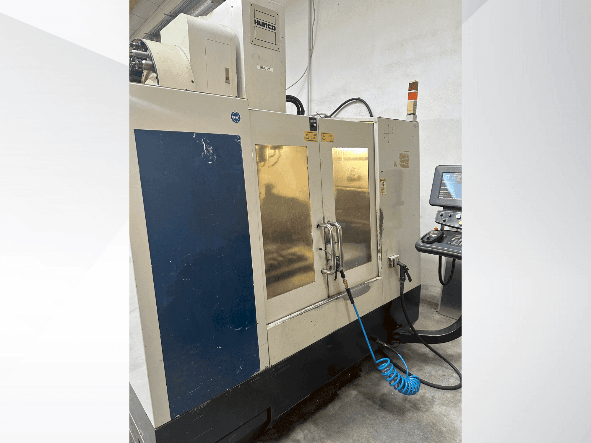 Vista Frontal  da Hurco BMC 2416  máquina