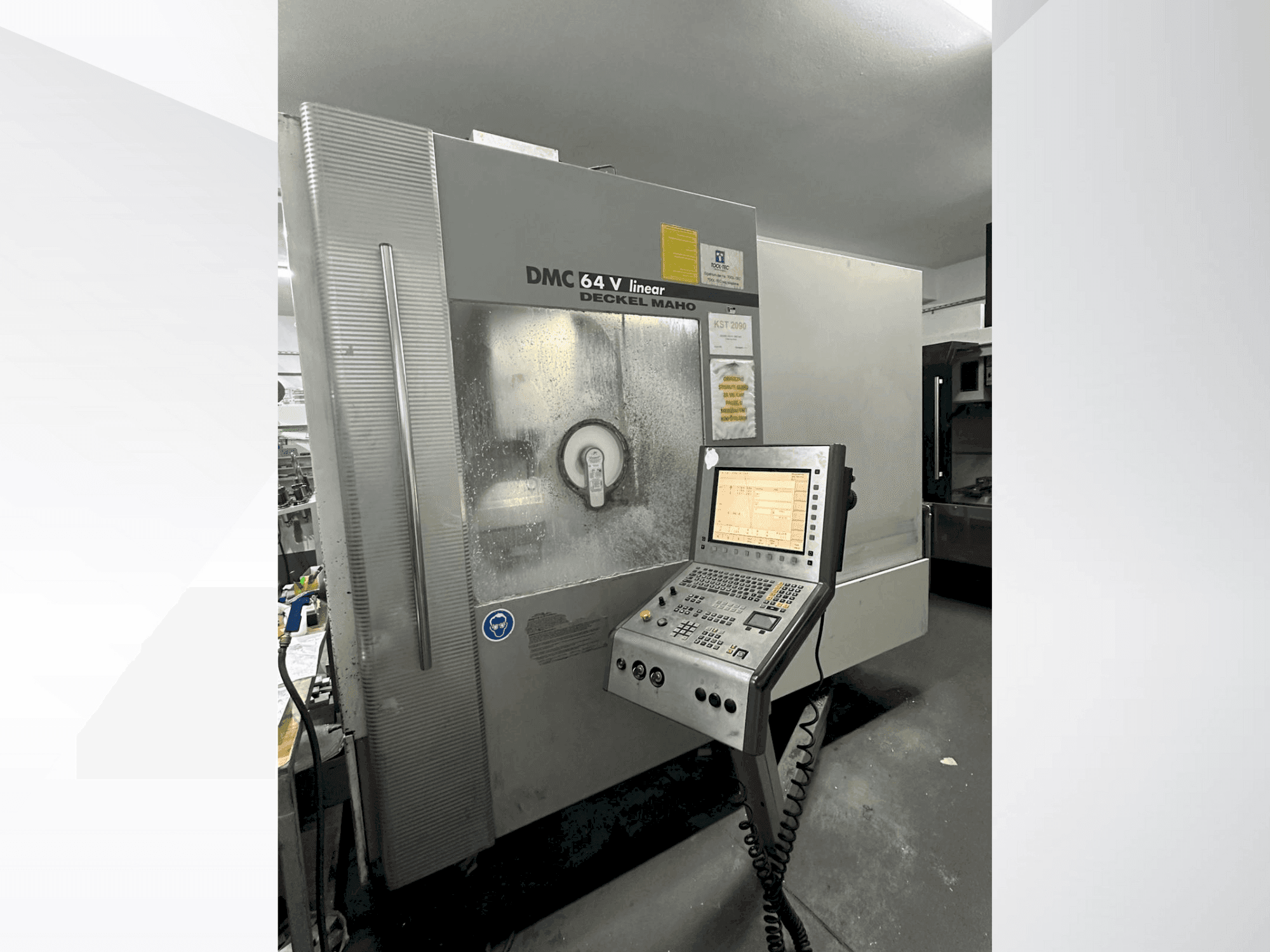 Vista Frontal  da DECKEL MAHO 64 V Linear  máquina