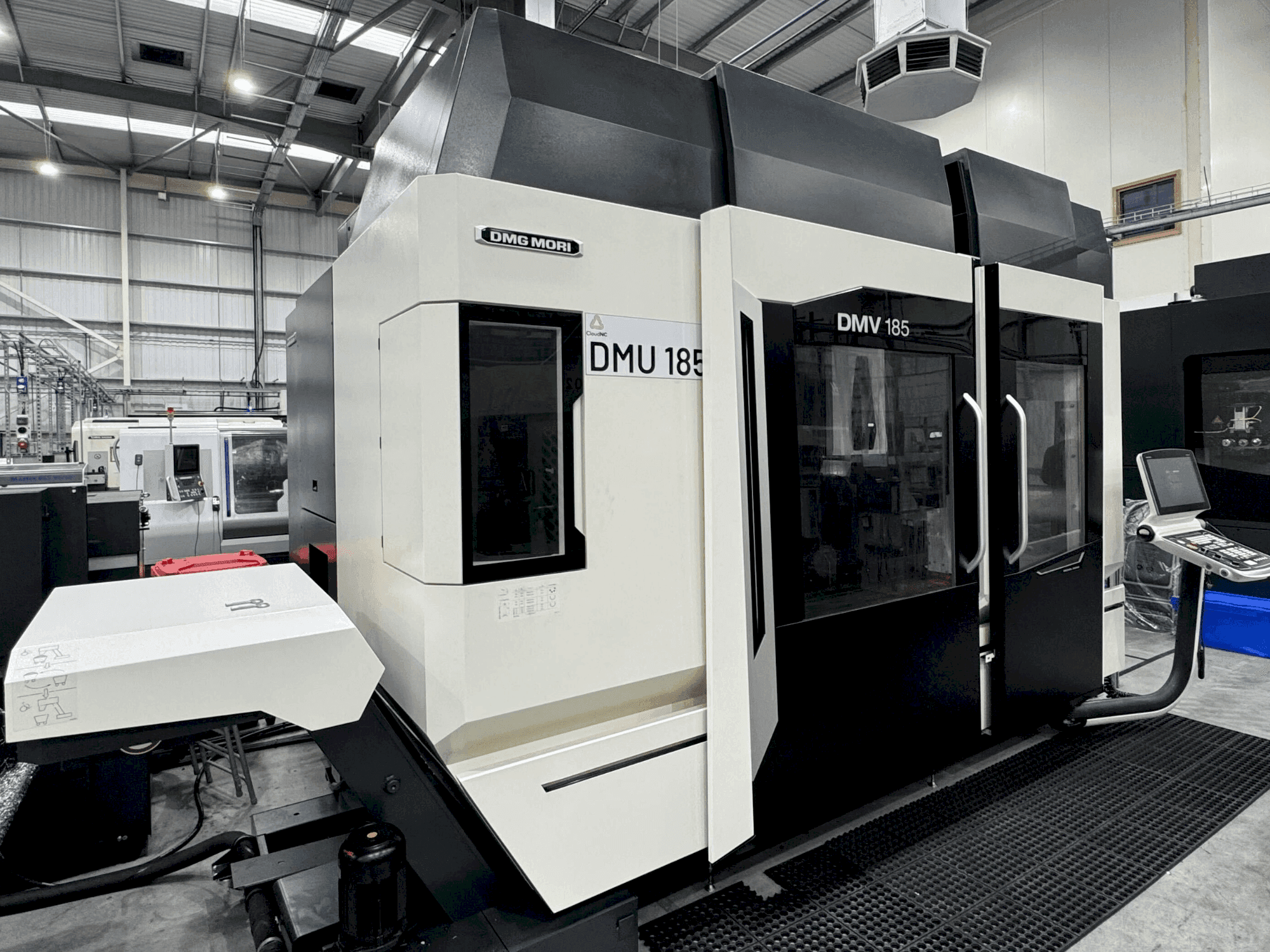 Vista Frontal  da DMG MORI DMV 185  máquina
