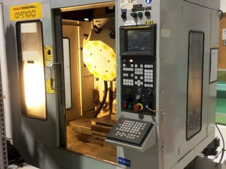 Vista Frontal  da FANUC RoboDrill Q-T10C  máquina