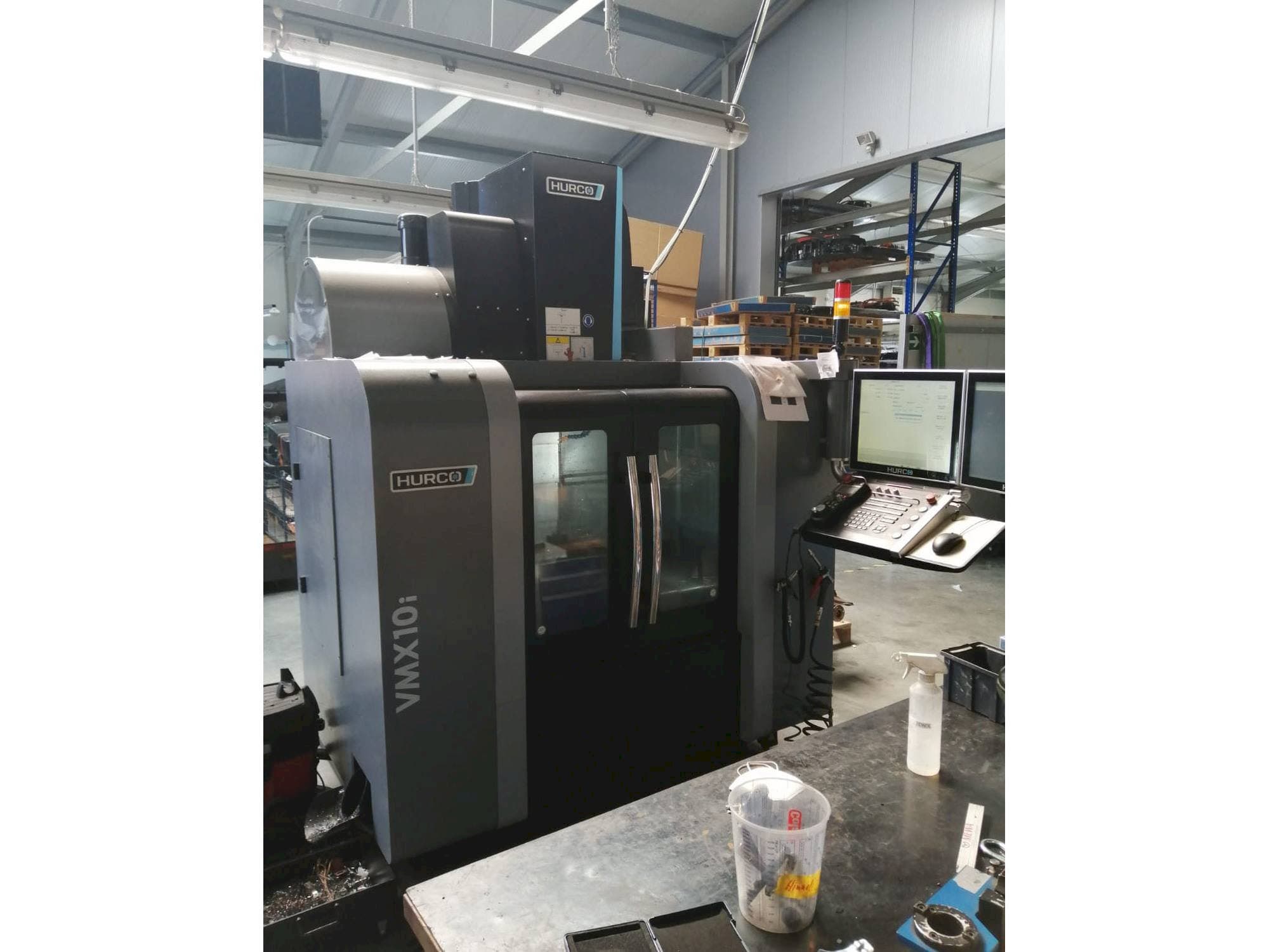 Vista Frontal  da Hurco VMX10i  máquina