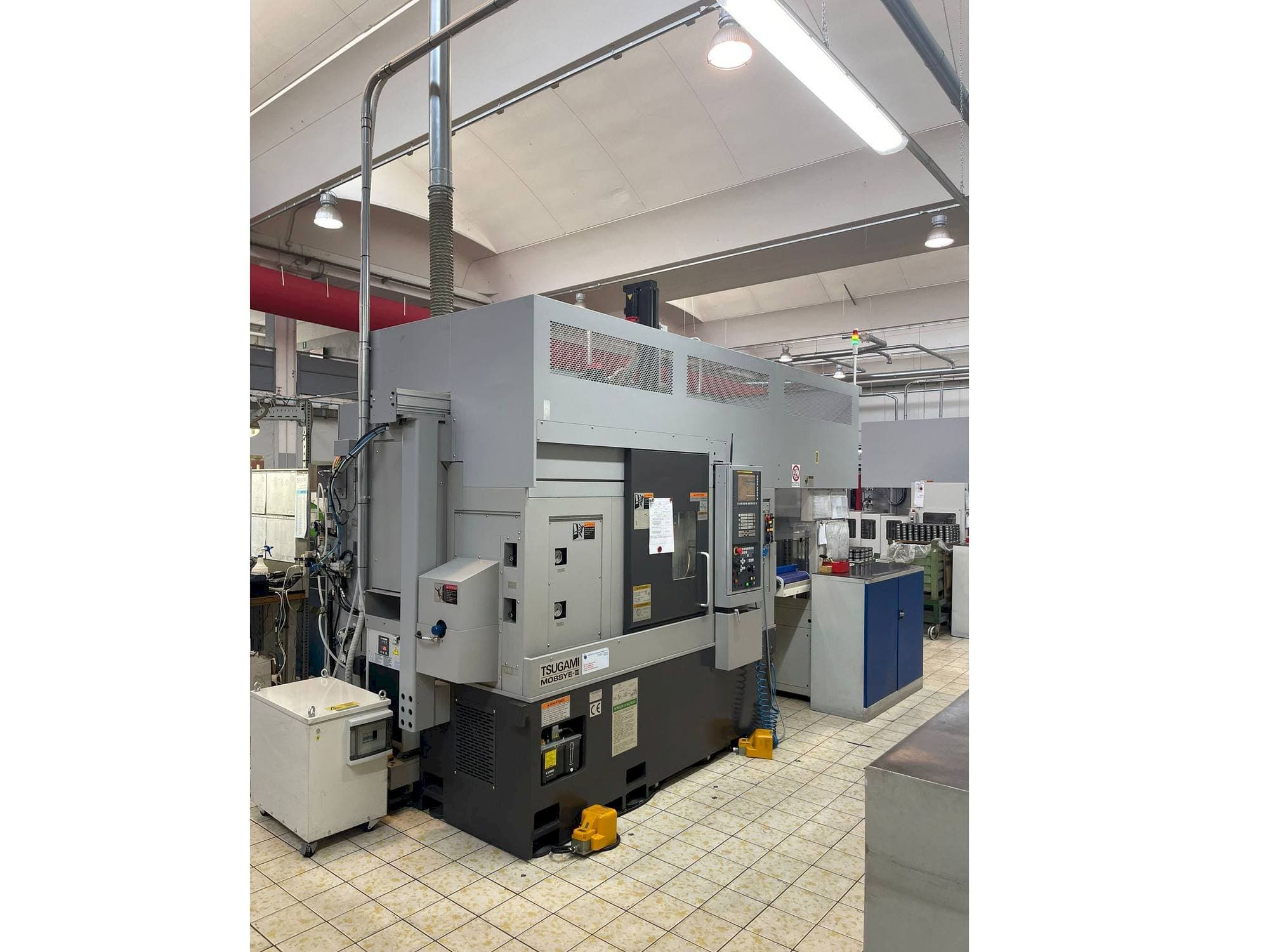 Vista Frontal  da TSUGAMI M08SYE-II  máquina